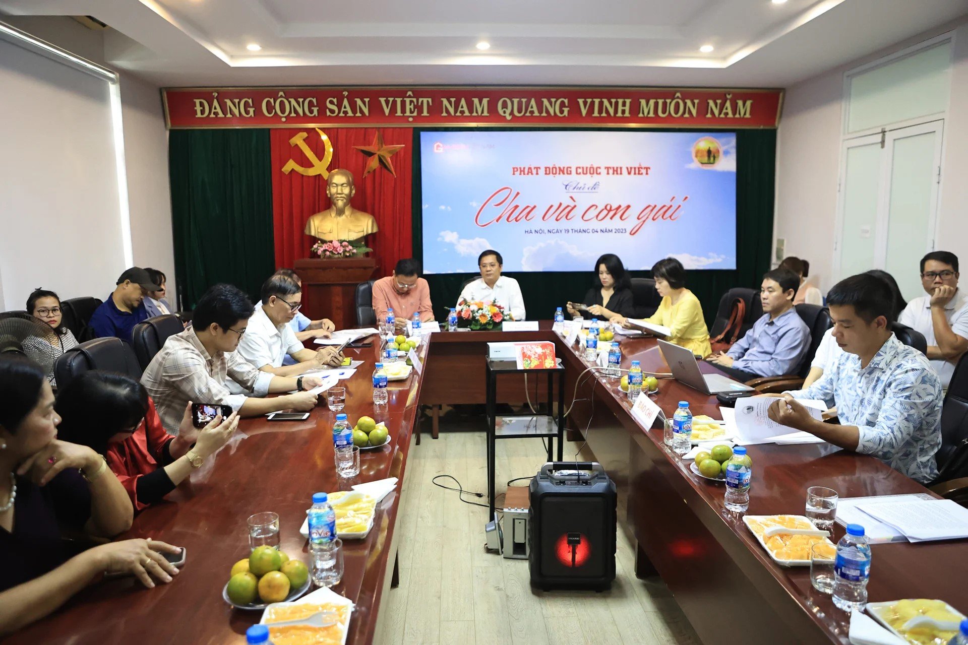 Ngày 19/4/2023, cuộc thi viết “Cha và Con gái” lần thứ nhất do Tạp chí Gia đình Việt Nam tổ chức chính thức được phát động. Đây là dịp để những người cha thể hiện tình cảm của mình với con gái; là nơi để con gái cất lên tiếng nói từ trái tim với người cha của mình; là nơi để chúng ta kể lại những câu chuyện đẹp, xúc động về tình cảm giữa cha và con gái; qua đó tôn vinh tình cảm gia đình.