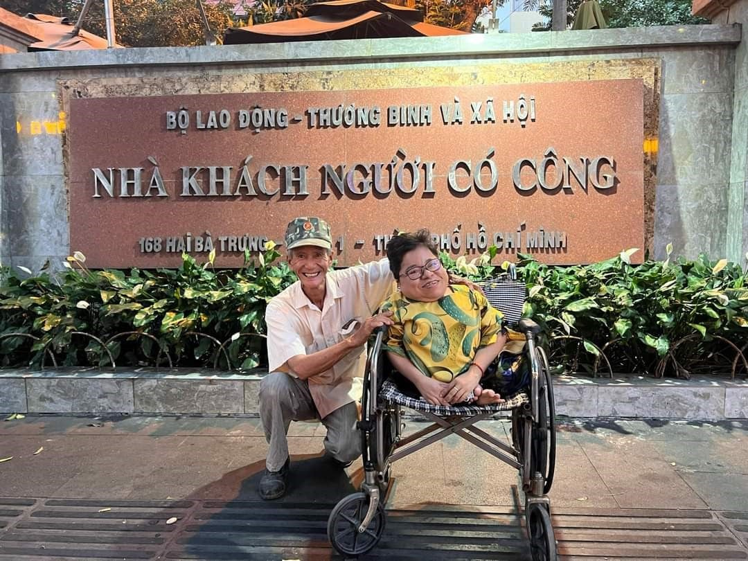 Hình ảnh người cha luôn kề vai, sát cánh, đồng hành cùng cô con gái mắc căn bệnh xương thủy tinh khiến nhiều người cảm động