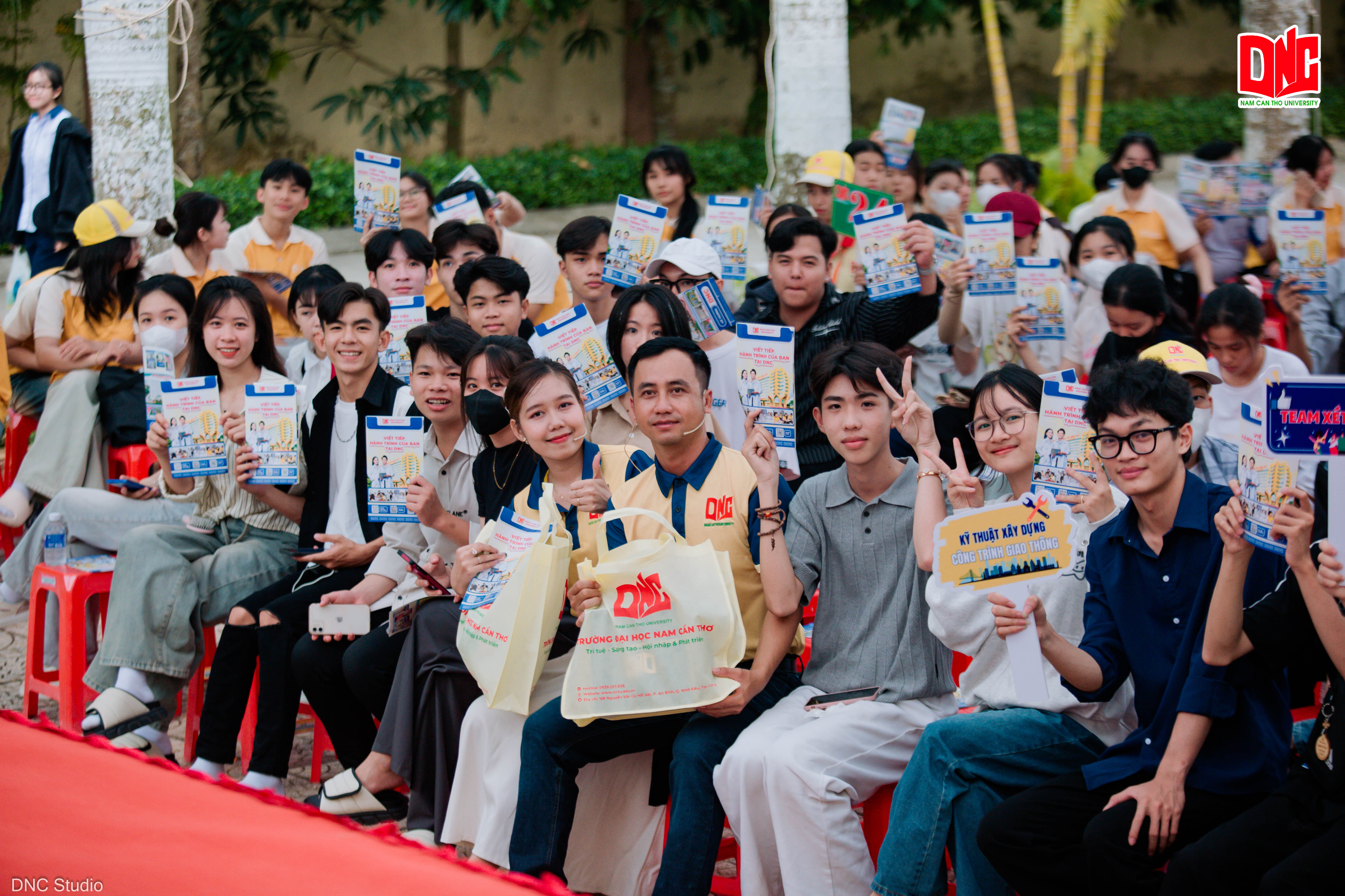 Các em học sinh hào hứng tham gia Ngày hội Tư vấn tuyển sinh và hướng nghiệp năm 2025 tại Trường Ðại học Nam Cần Thơ.