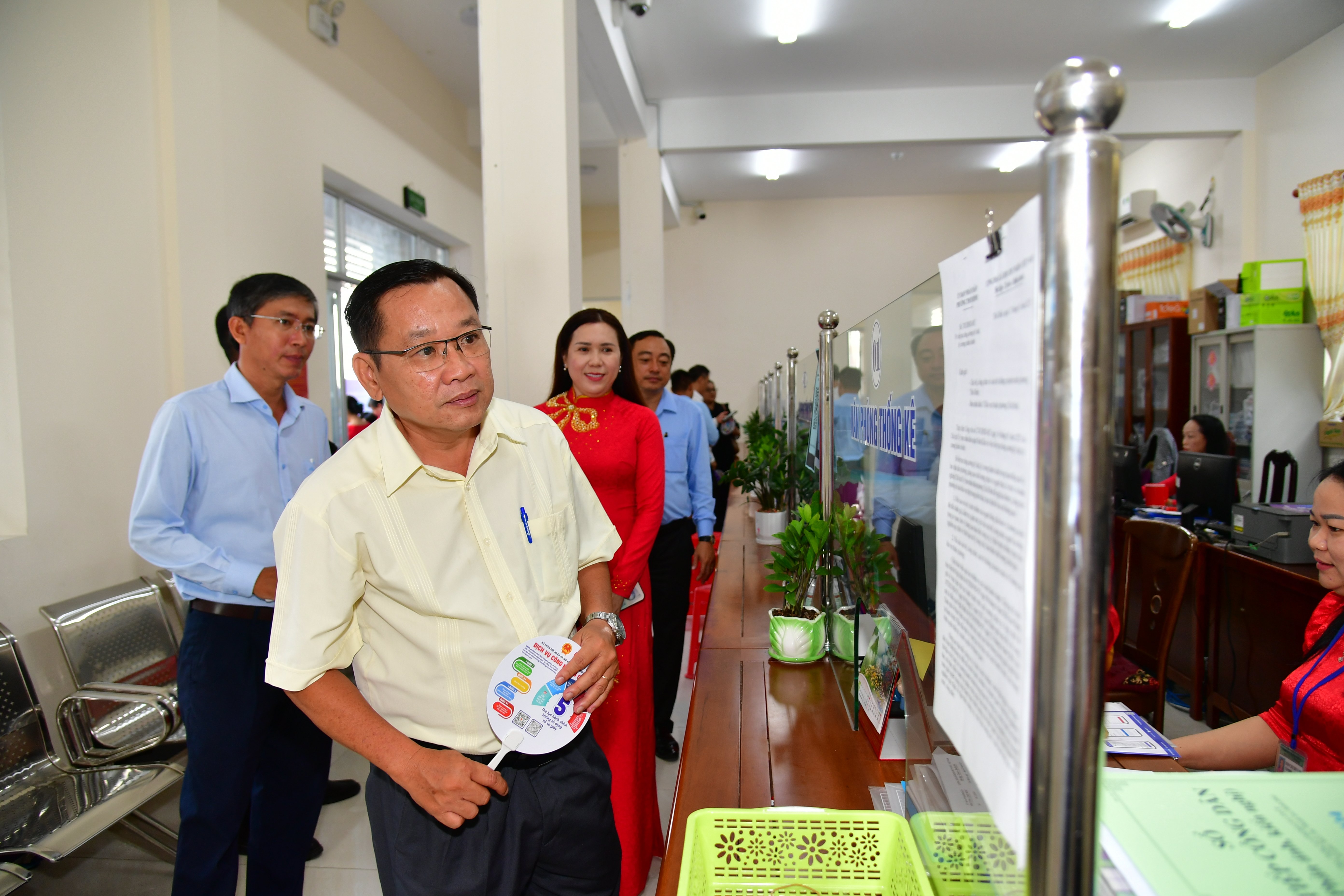 Ông Trần Tiến Dũng - Phó Bí thư Thường trực Quận ủy, Chủ tịch HĐND quận Ninh Kiều tham quan việc niêm yết tại bộ phận một cửa phường Thới Bình.