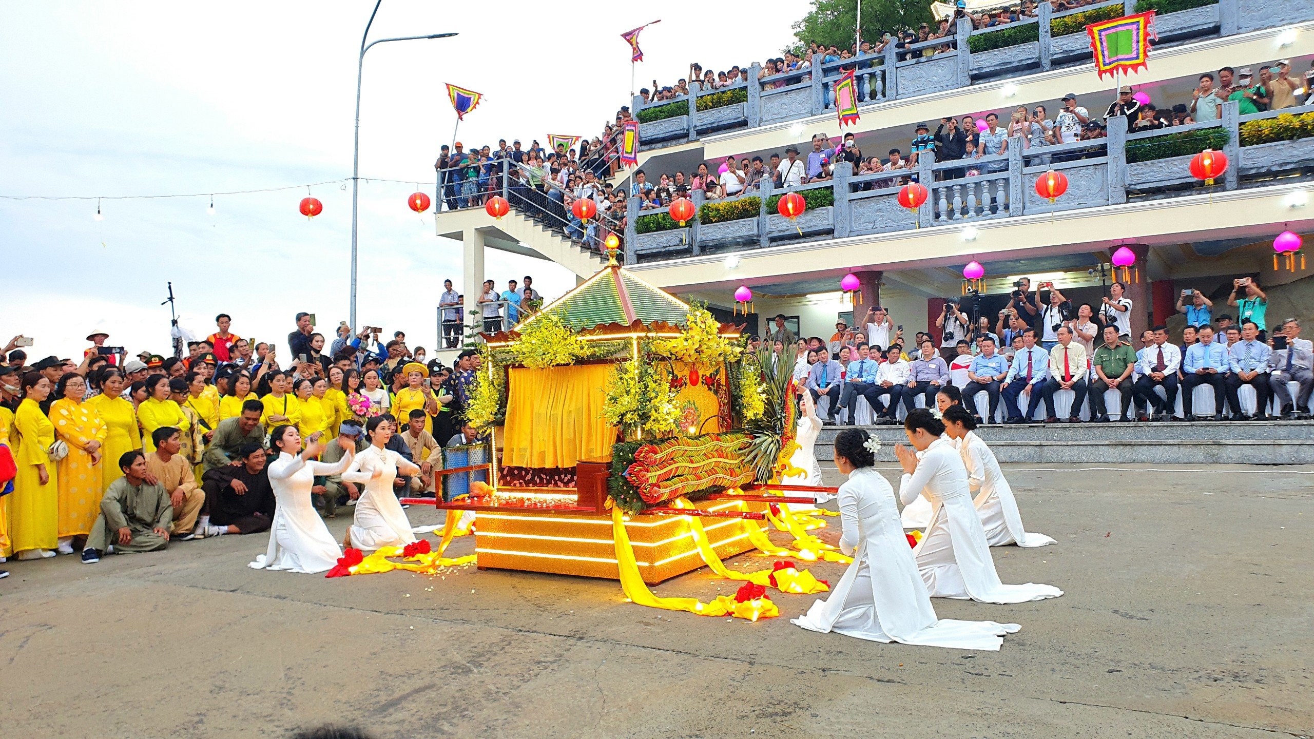 Sân khấu hóa Lễ phục hiện rước tượng bà rước tượng Bà Chúa Xứ từ trên đỉnh núi Sam xuống Miếu.