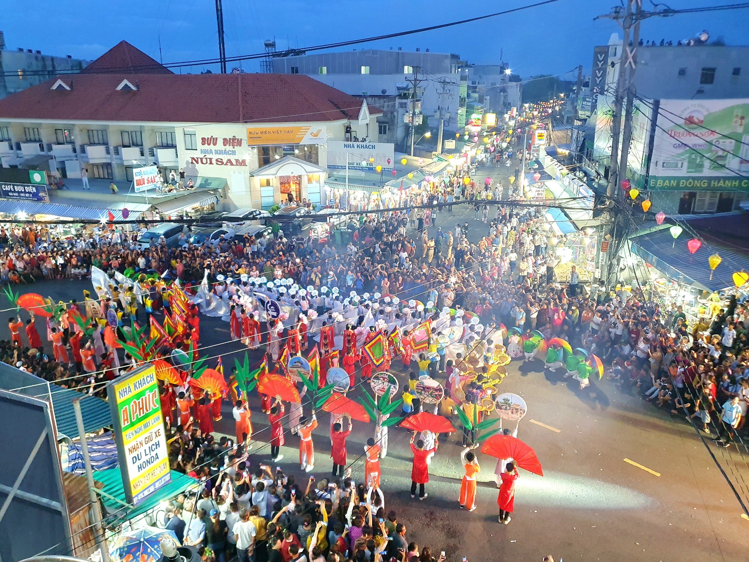 Chương trình lễ hội đường phố thu hút đông đảo người dân địa phương và du khách thập phương tham gia.