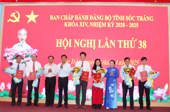 Lãnh đạo Tỉnh ủy, UBND tỉnh Sóc Trăng trao các quyết định và tặng hoa chúc mừng đồng chí Tổng Biên tập và các Phó Tổng biên tập