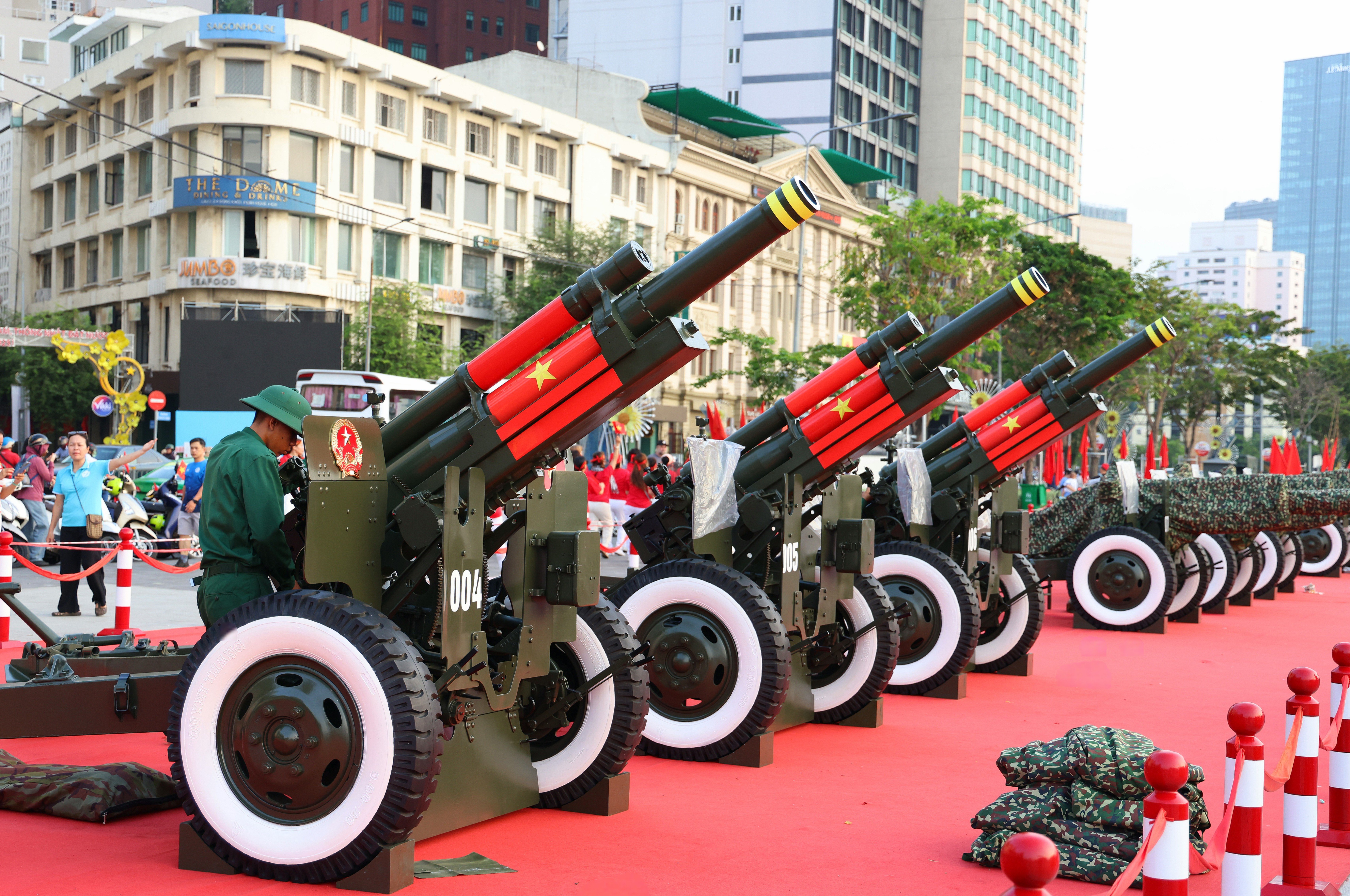 Trận địa pháo lễ của Lữ đoàn 96 được đặt cố định tại bến Bạch Đằng cho tới hết đại lễ 30/4.