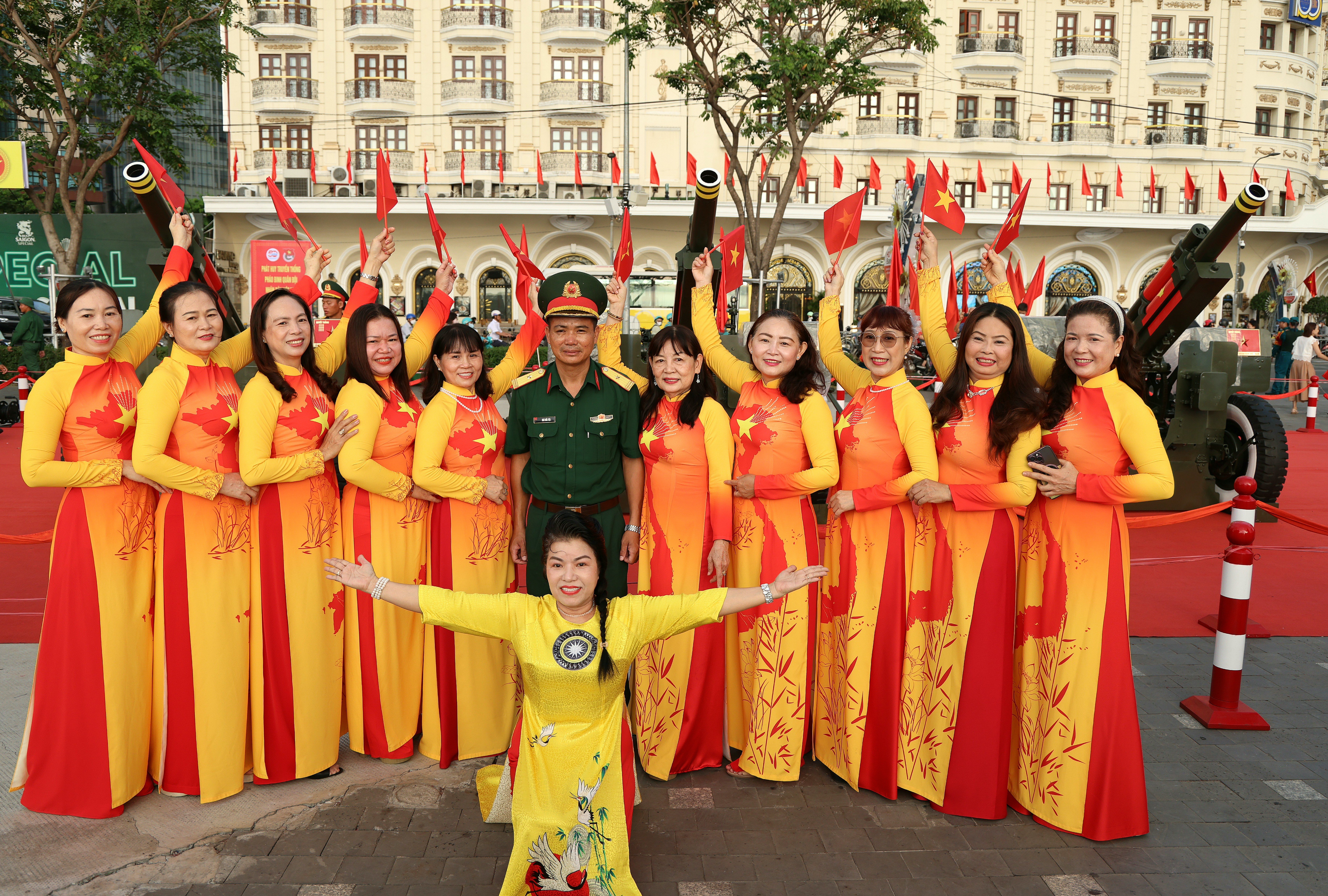 Cán bộ làm nhiệm vụ chụp hình lưu niệm cùng người dân.