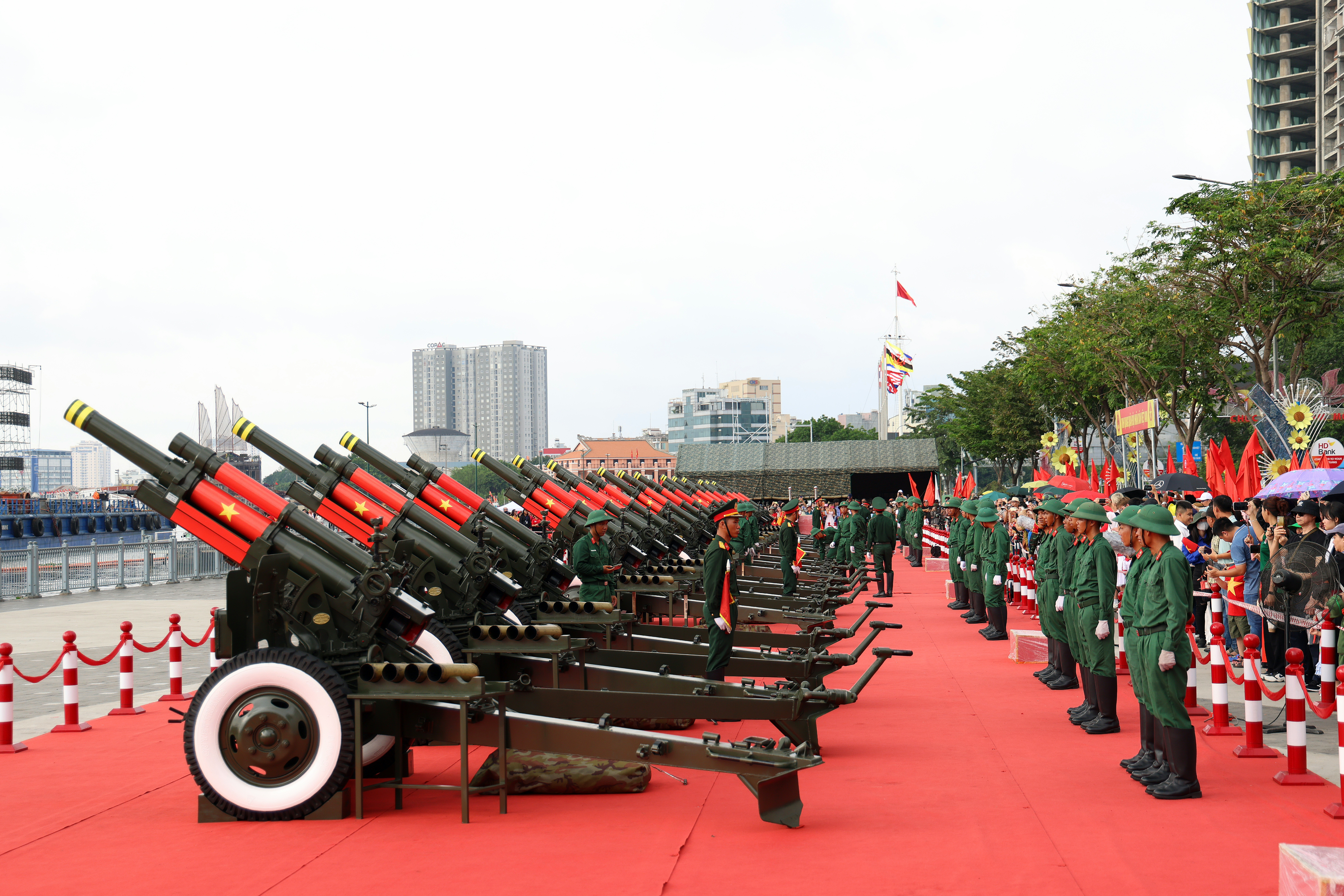Cán bộ, chiến sĩ pháo binh làm nhiệm vụ huấn luyện tập bắn.