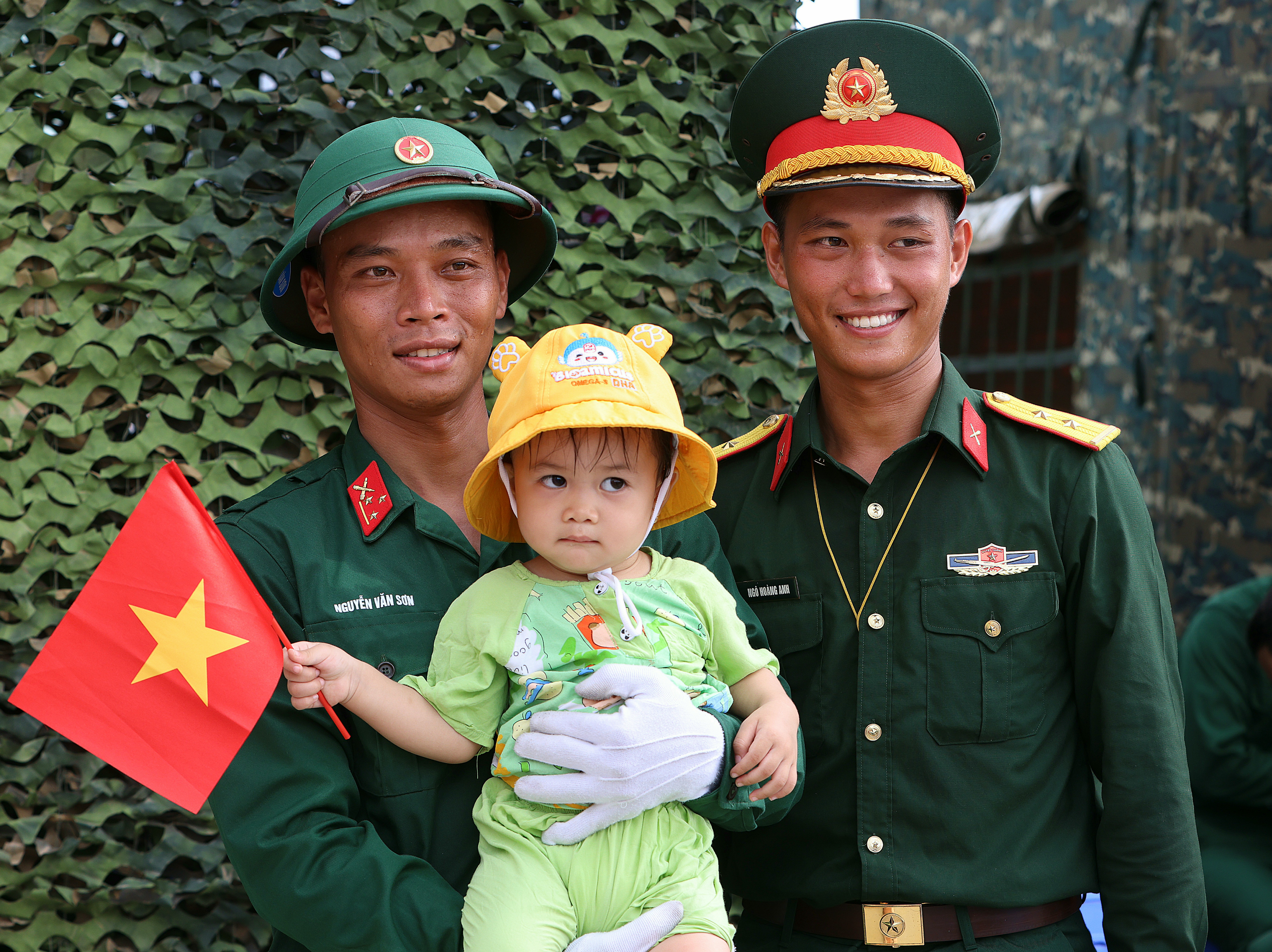 Lực lượng làm nhiệm vụ vui vẻ chụp hình cùng các em nhỏ.