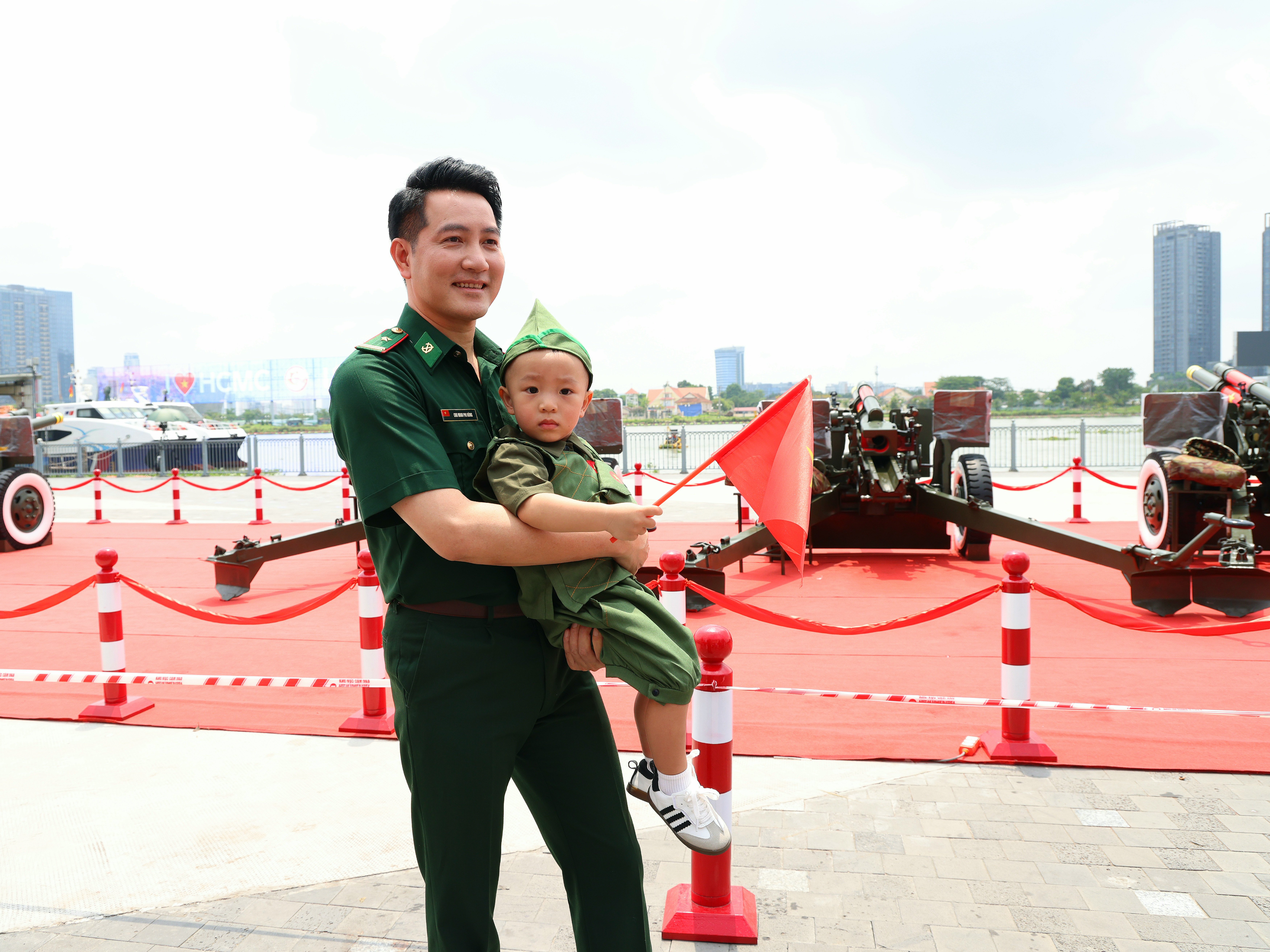 Ca sĩ - Diễn viên Nguyễn Phi Hùng chụp hình lưu niệm cùng một em nhỏ.