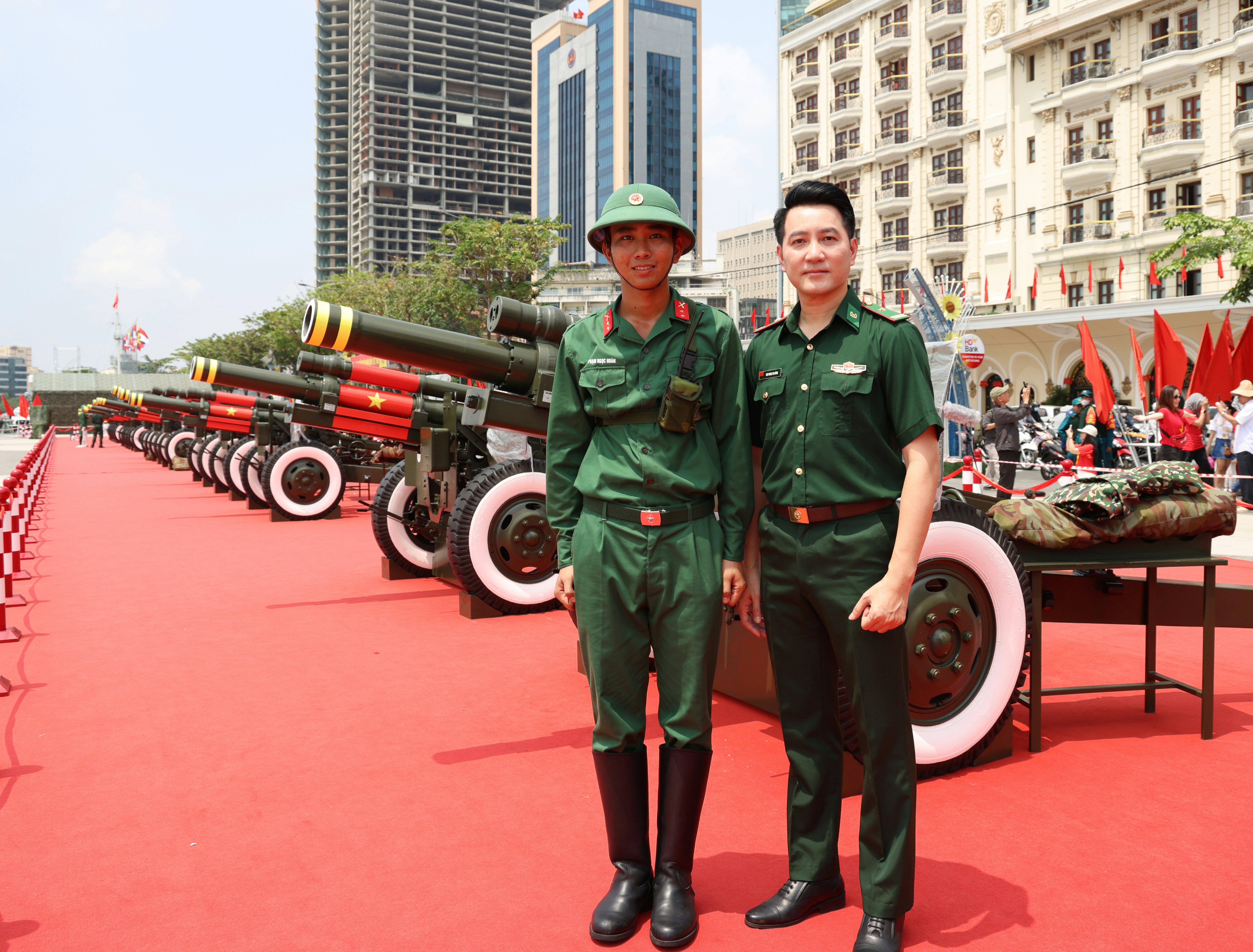 Ca sĩ - Diễn viên Nguyễn Phi Hùng chụp hình lưu niệm cùng chiến sĩ làm nhiệm vụ bên dàn đại bác.