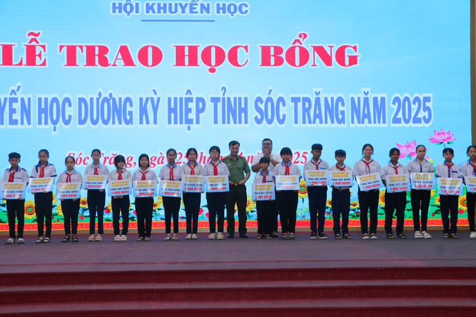 Các em học sinh có hoàn cảnh khó khăn nhận học bổng tại chương trình (1 triệu đồng/suất)
