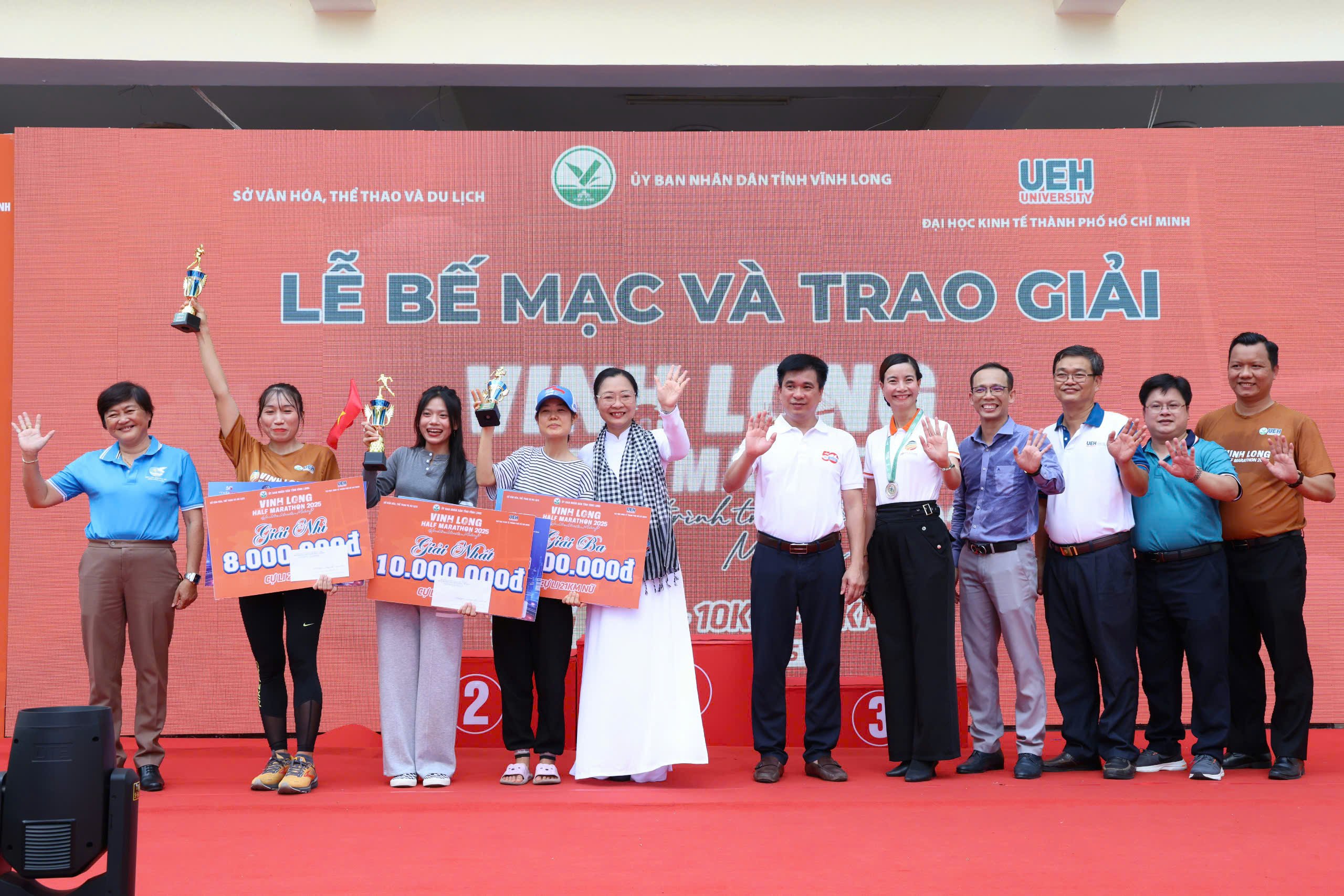 Các đại biểu chụp hình lưu niệm tại giải.