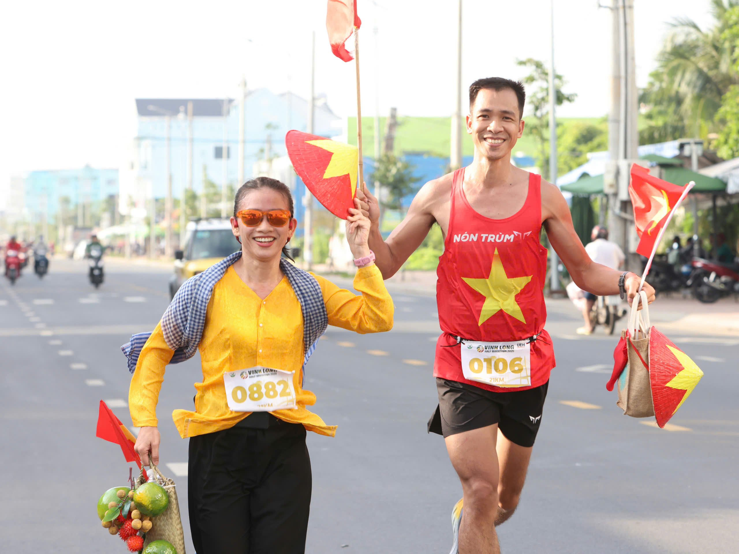 Các vận động viên tham gia giải mang theo hình ảnh đặc trưng Nam bộ.