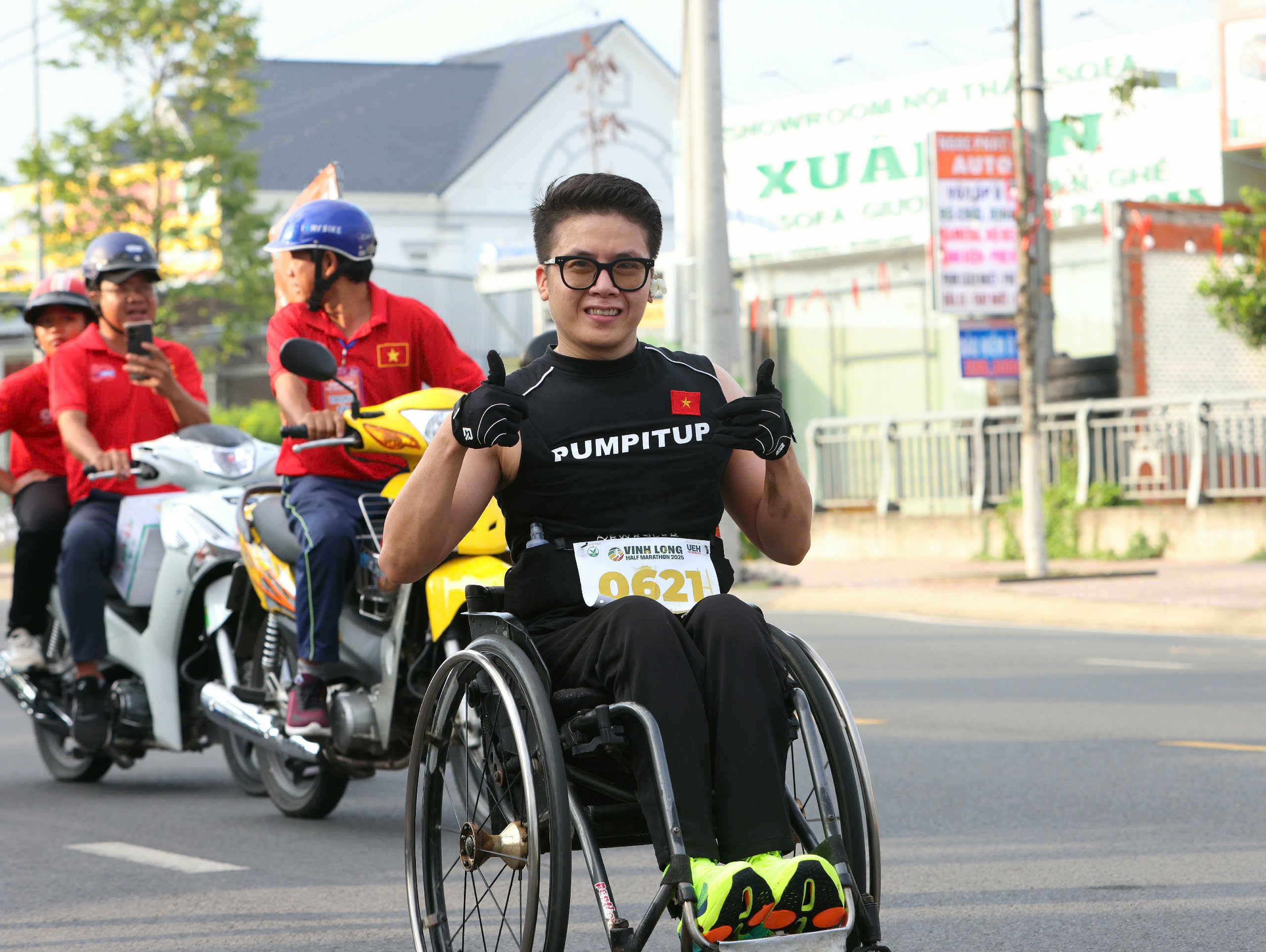 Vận động viên ngồi trên xe lăn tham gia cự ly 21km.