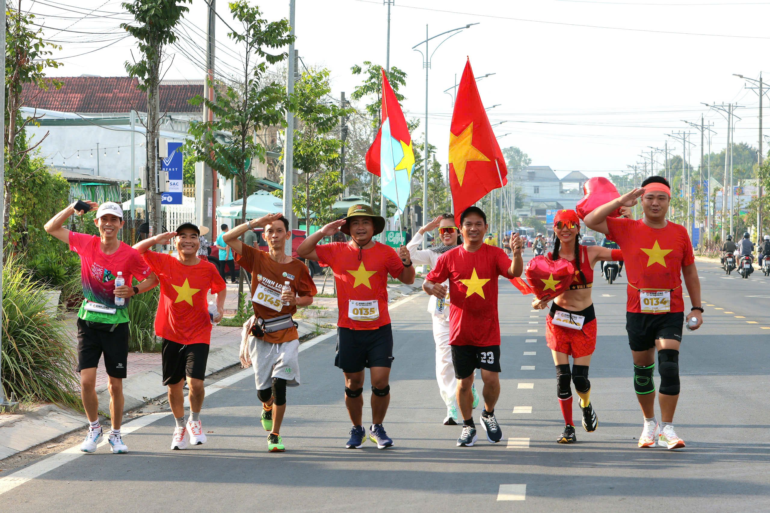 Giải bán Marathon Vĩnh Long năm 2025 - Hành trình trái tim Mekong có hơn 2100 người tham dự.