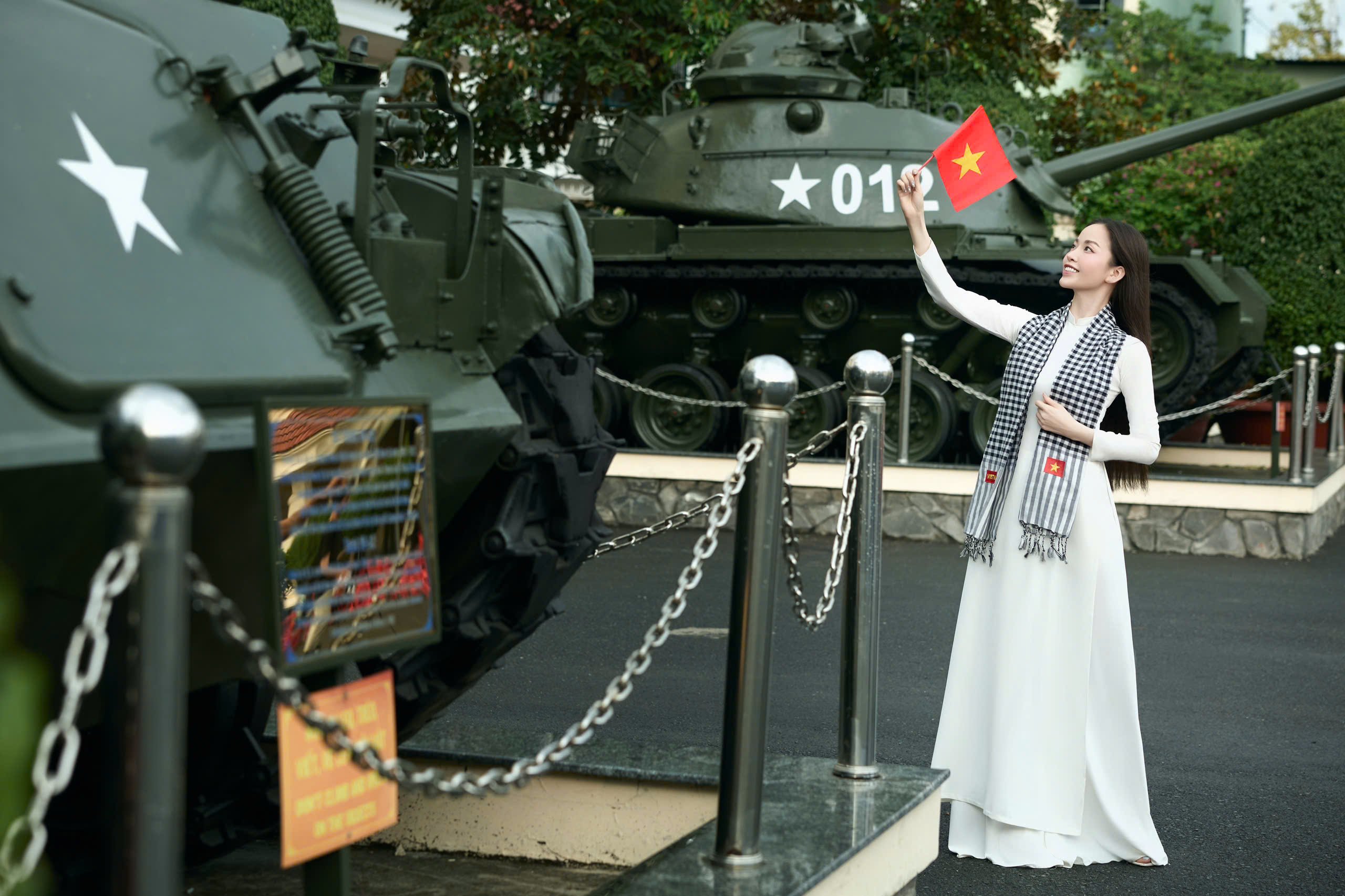 Hoa khôi Vũ Thanh Tú - Hoa khôi Học sinh Sinh viên thanh lịch TP Cần Thơ năm 2015 lưu lại khoảnh khắc tại Bảo tàng Quân khu 9.