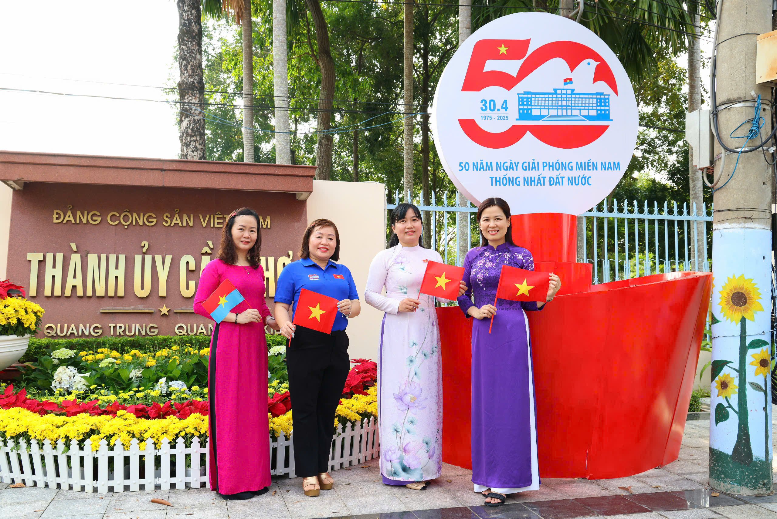 Khu vực trước Thành ủy Cần Thơ được trang trí tiểu cảnh chào mừng lễ 30/4.