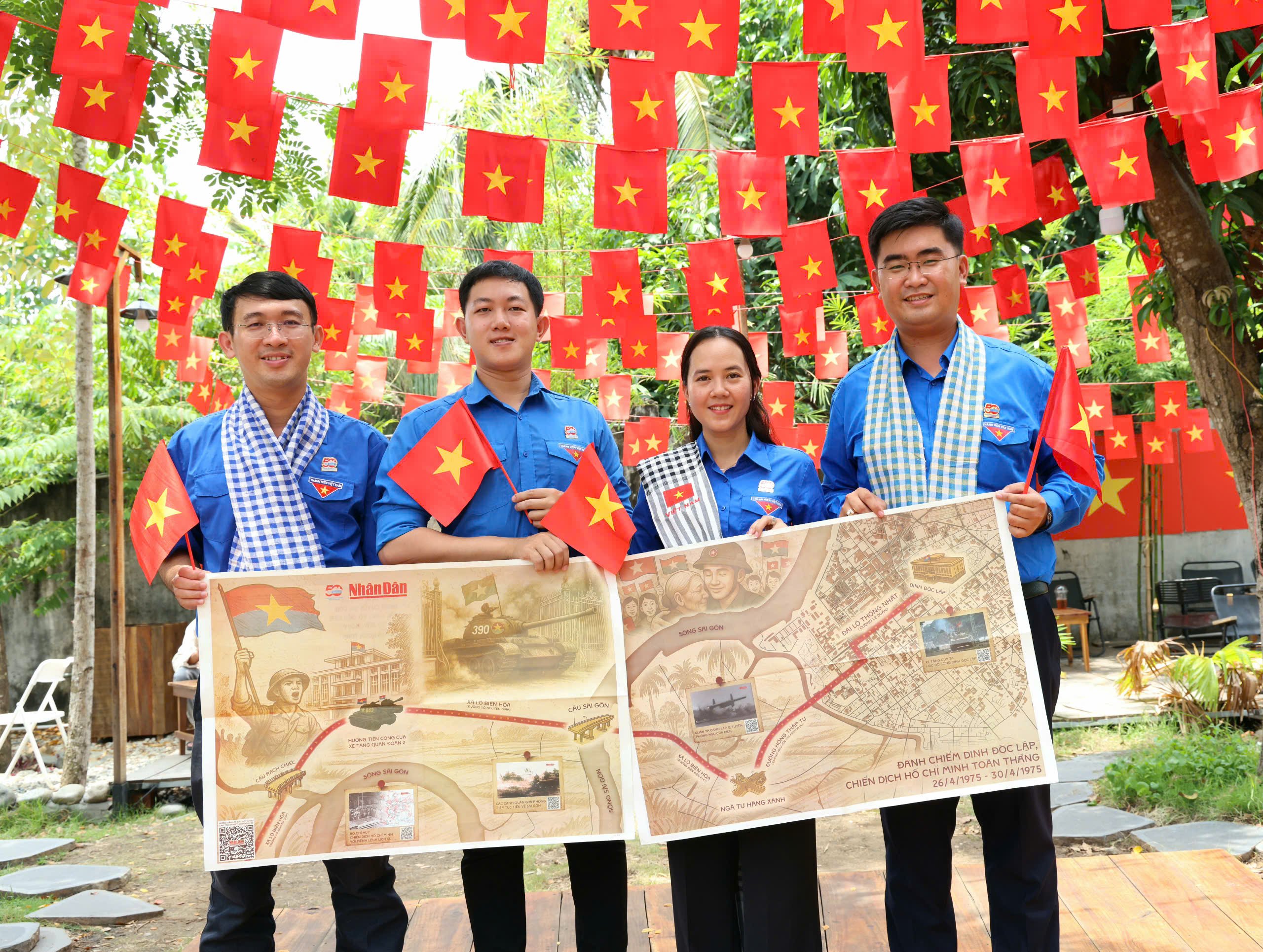 Lực lượng Đoàn thanh niên chụp hình lưu niệm cùng ấn phẩm phụ san đặc biệt của Báo Nhân Dân kỷ niệm 50 năm Ngày Giải phóng miền nam, Thống nhất đất nước.