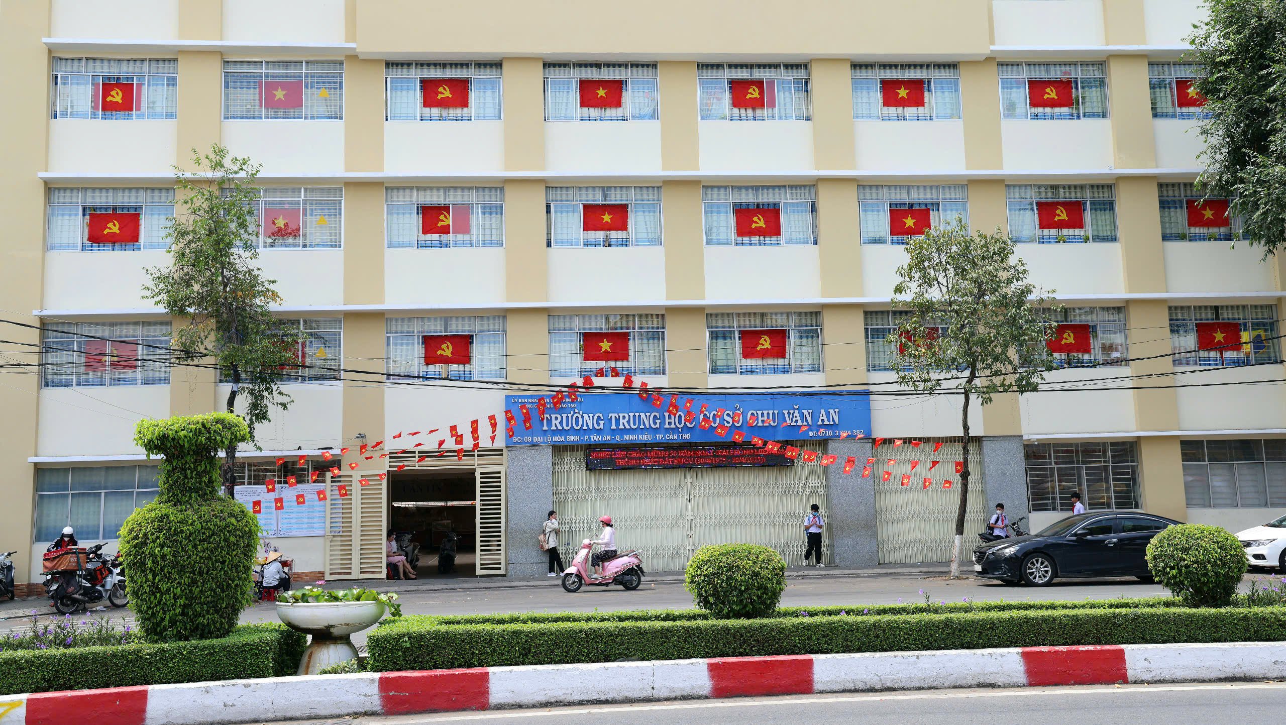 Trường THCS Chu Văn An, quận Ninh Kiều trang trí cờ Đảng và cờ Tổ Quốc.
