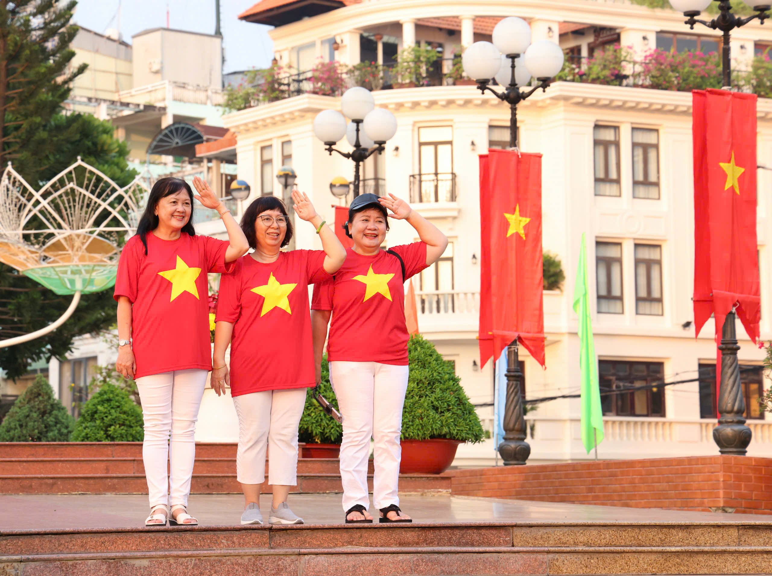 Người dân lưu lại hình ảnh kỷ niệm tại Bến Ninh Kiều.