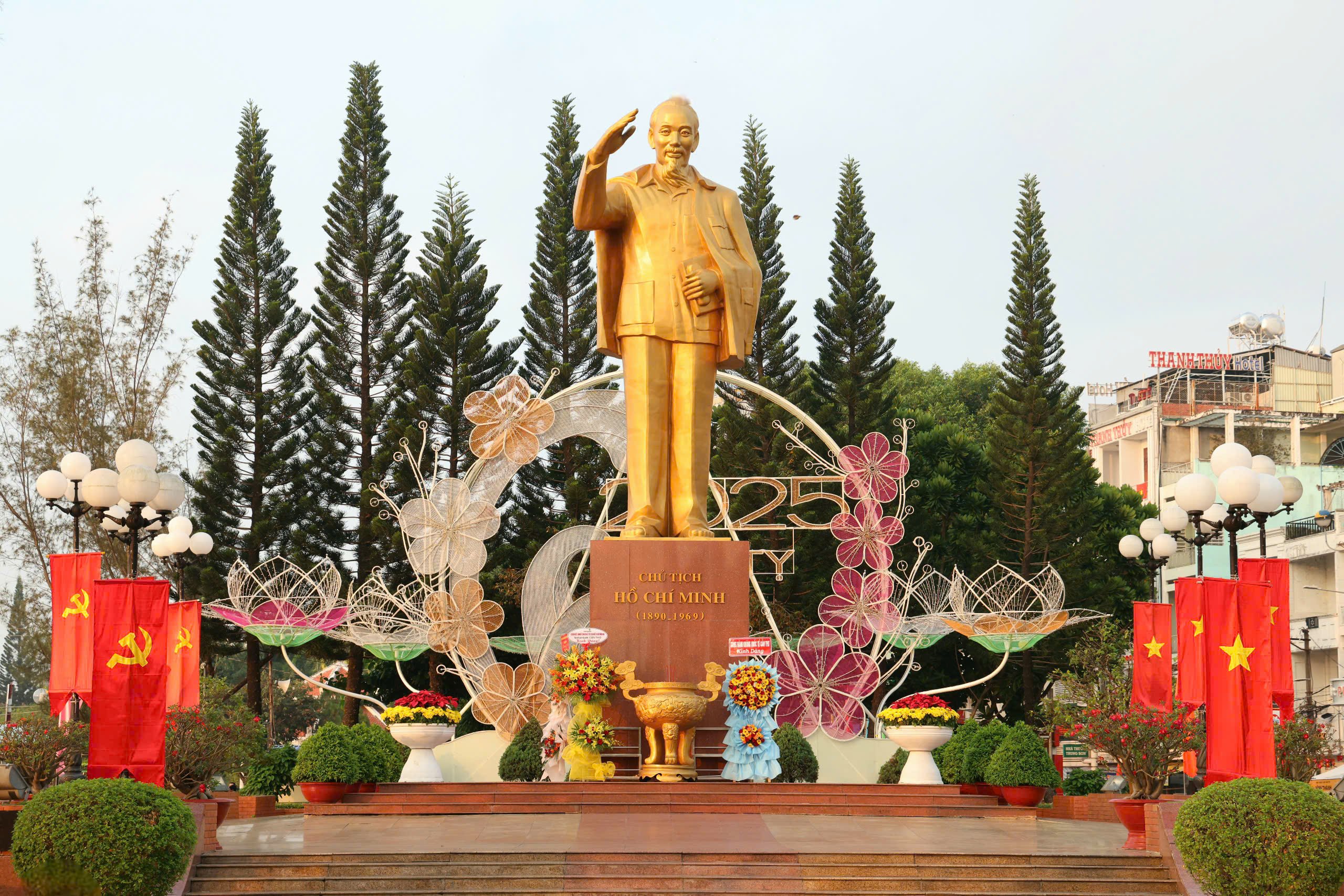 Khu vực Tượng đài Chủ tịch Hồ Chí Minh tại Bến Ninh Kiều được trang trí cờ hoa.