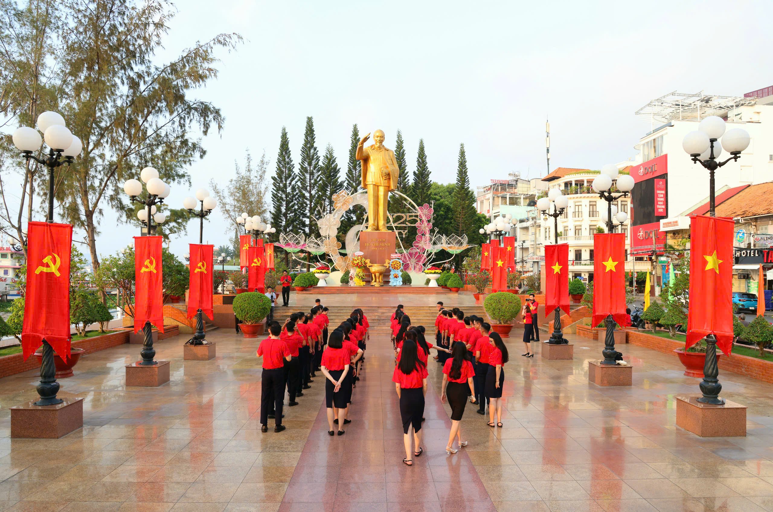 Trong những ngày này có nhiều đoàn đến dâng hương tưởng nhớ Chủ tịch Hồ Chí Minh tại Bến Ninh Kiều.