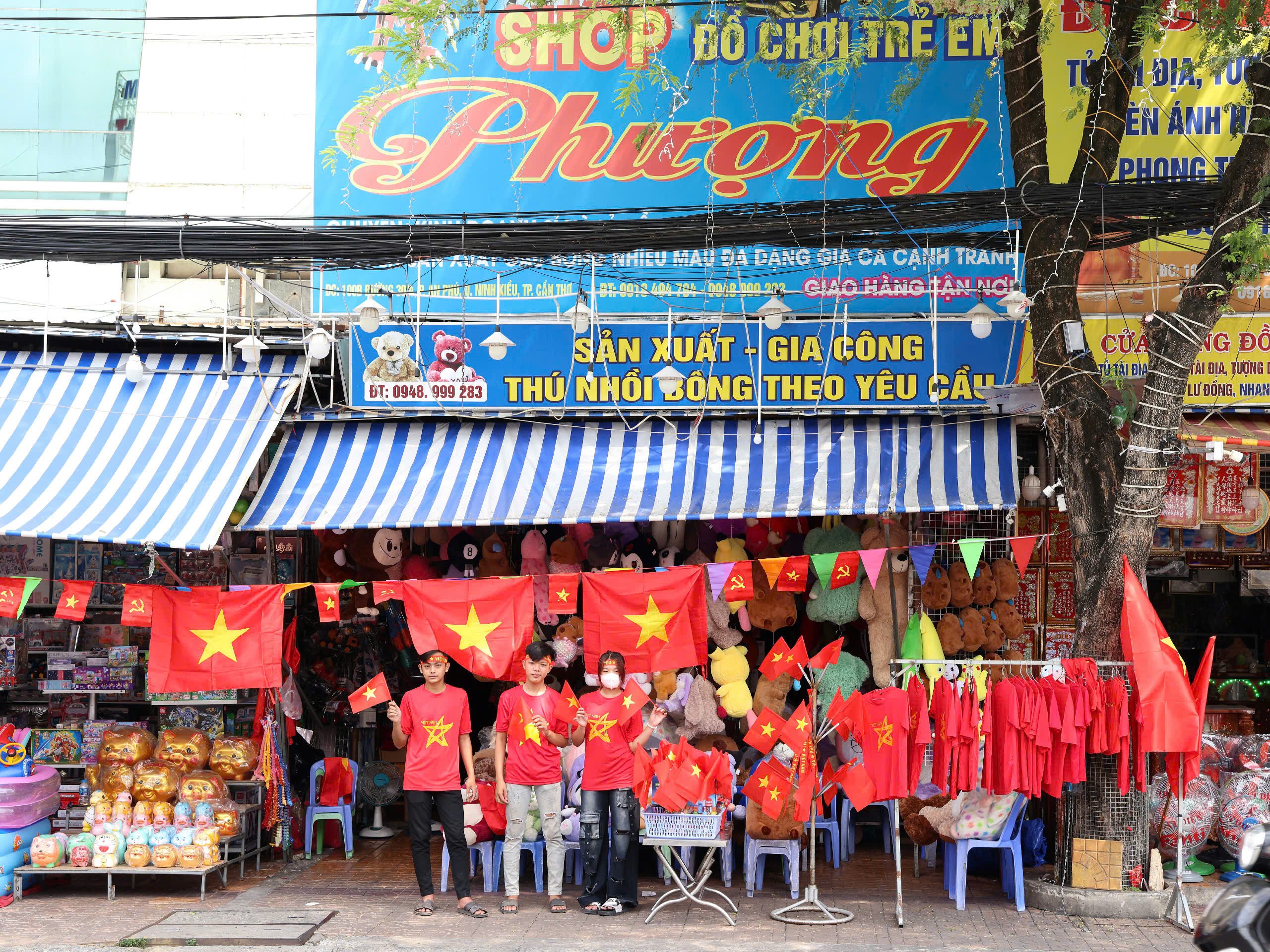 Shop đồ chơi Phượng đường 30/4 bán nhiều mặt hàng phục vụ trang trí lễ.