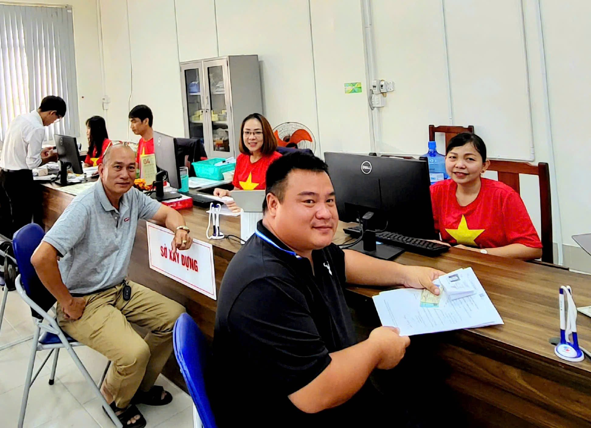 Nhân viên làm việc tại Trung tâm phục vụ hành chính công TP. Cần Thơ làm việc trong trang phục cờ đỏ sao vàng.