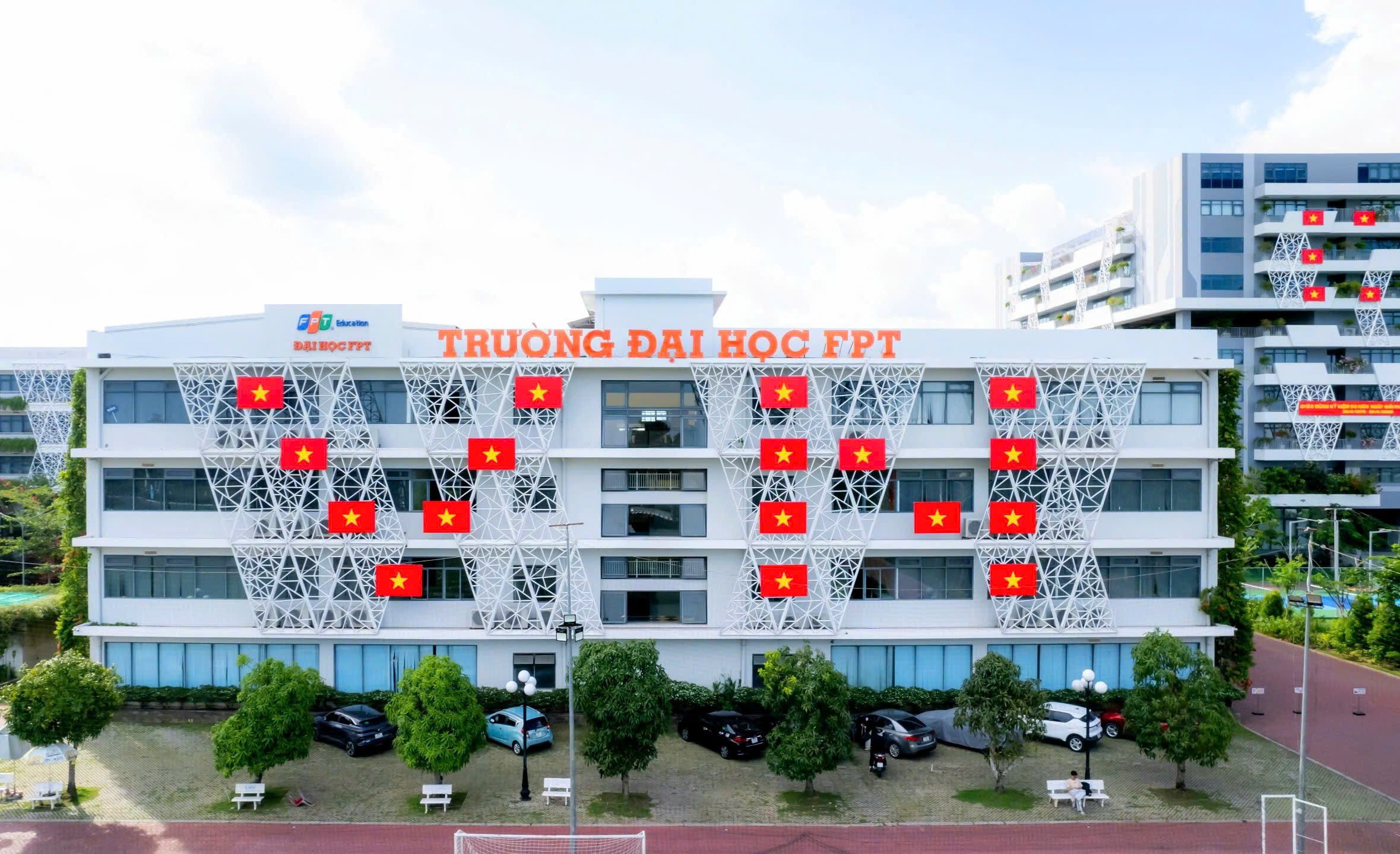 Trường Đại học FPT Cần Thơ xếp trang trí lá cờ tạo chữ Việt Nam.