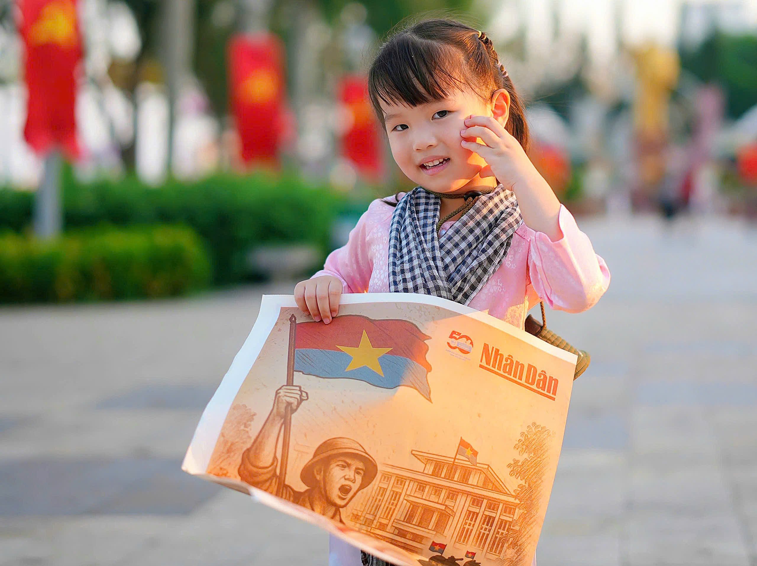 Một em nhỏ được gia đình đưa đến Bến Ninh Kiều chụp hình lưu niệm.