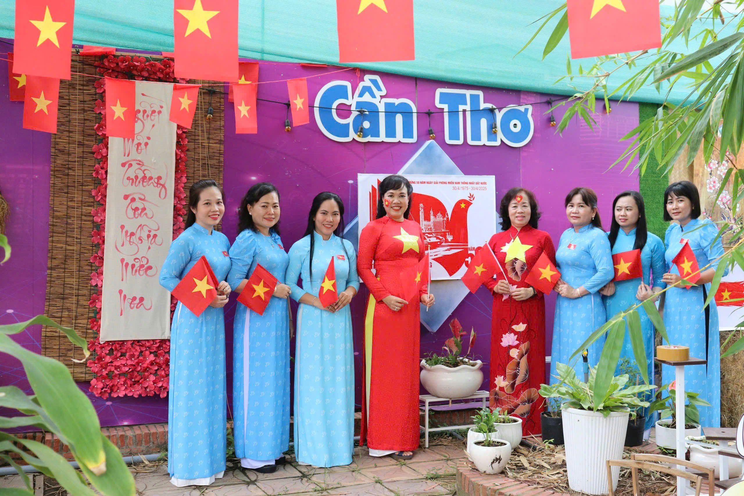 Nhiều gia đình tại TP. Cần Thơ tự trang trí không gian để chụp hình lưu niệm chào mừng Đại lễ 30/4.