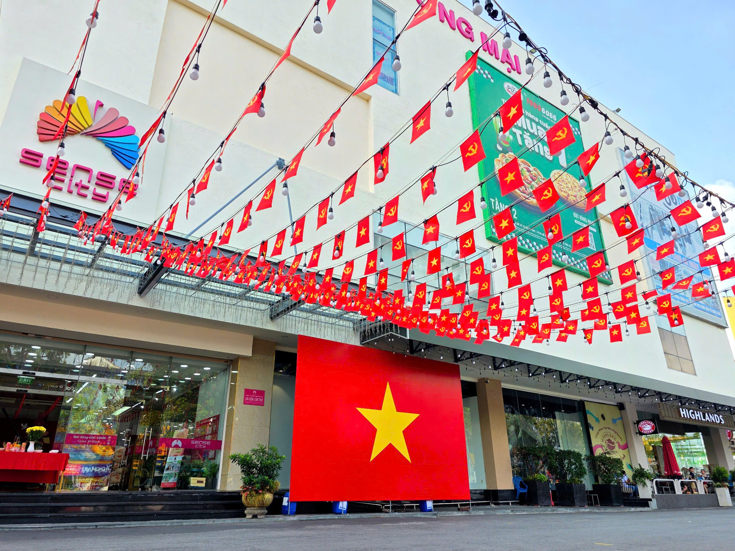 Trung tâm Thương mại Sense City Cần Thơ trang trí cờ hoa rực rỡ.