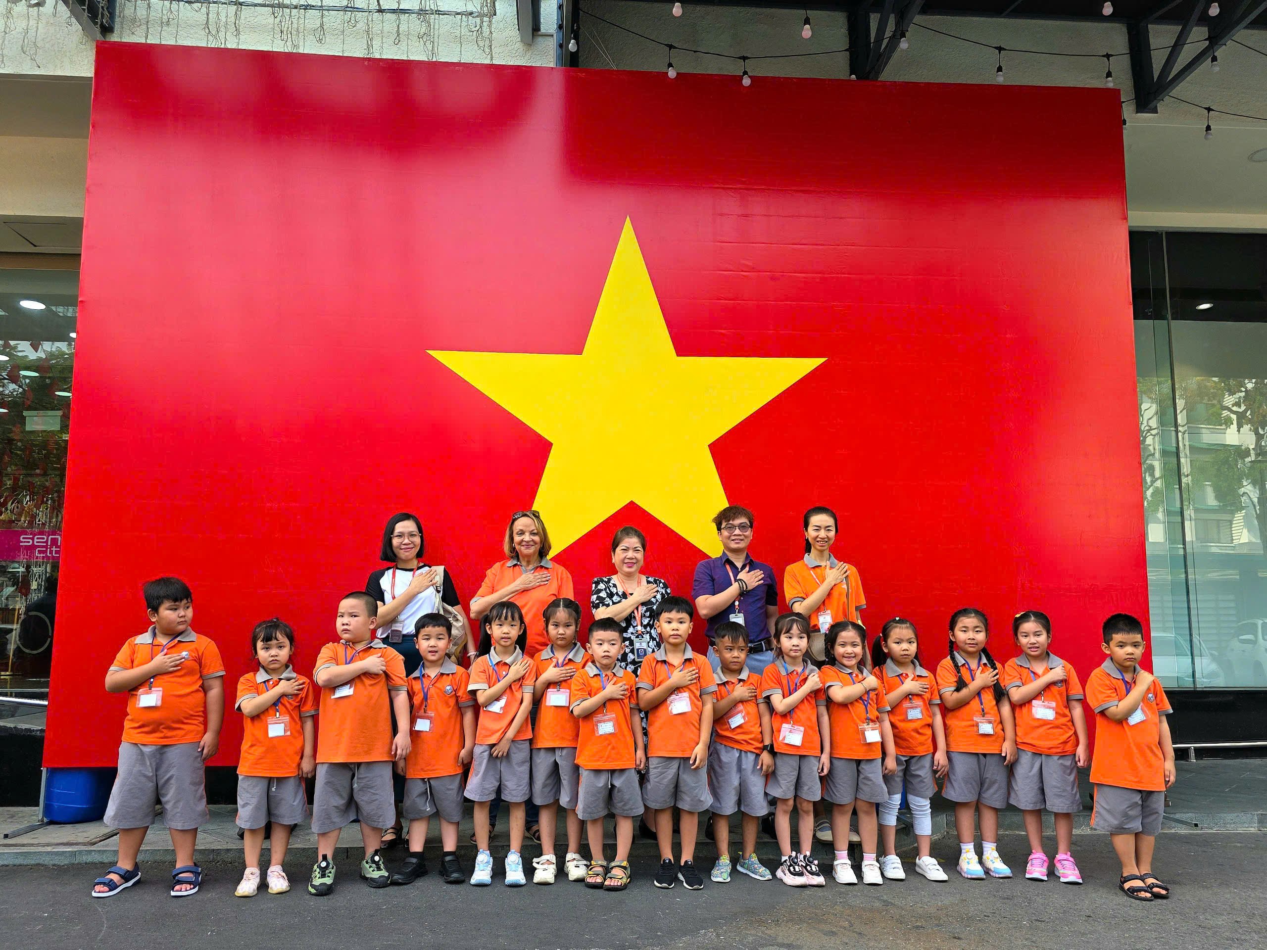 Giáo viên va học sinh Trường Quốc tế Singapore (SIS) tại Cần Thơ chụp hình lưu niệm tại Trung tâm Thương mại Sense City Cần Thơ.