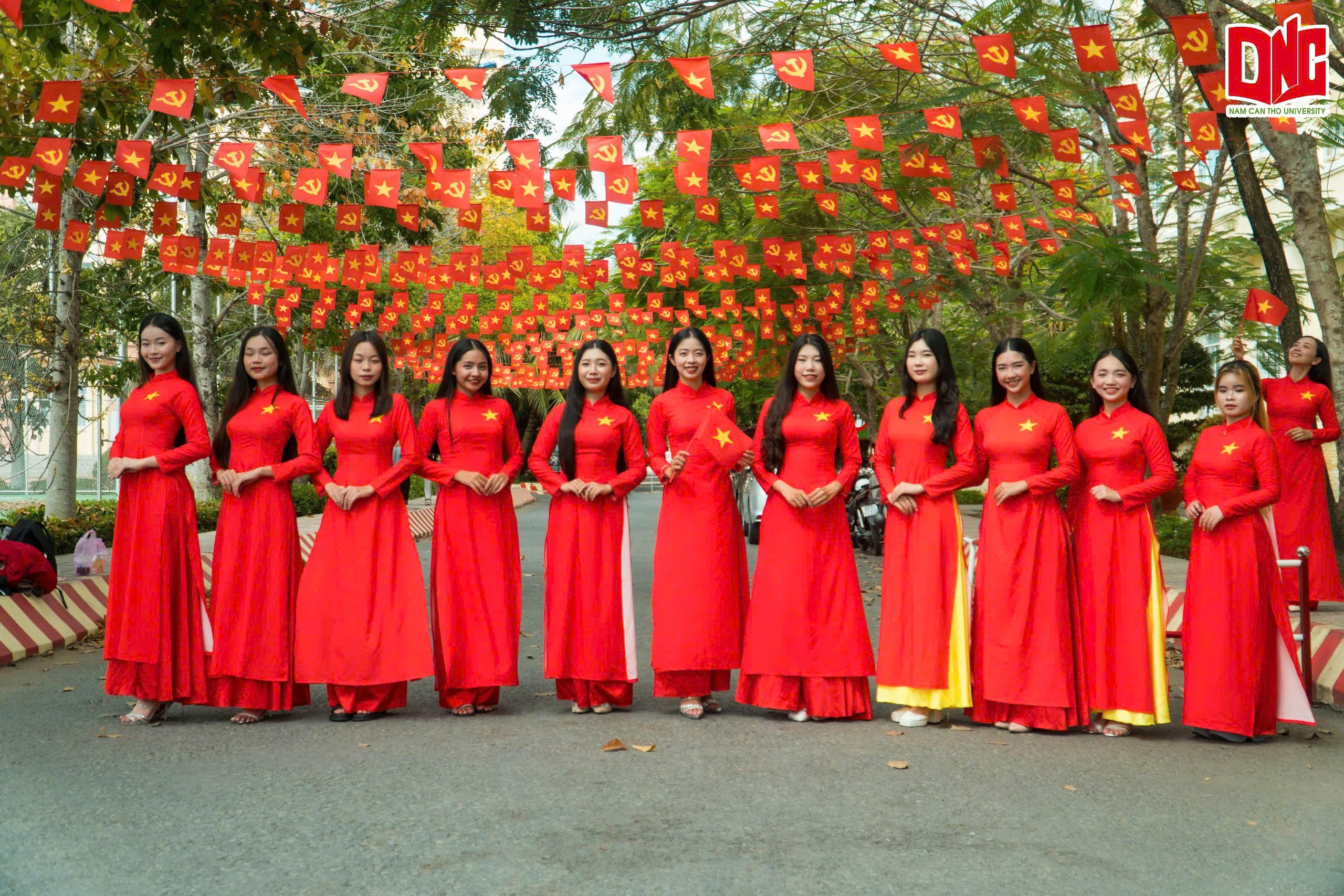 Nữ cán bộ Đoàn Trường Đại học Nam Cần Thơ thướt tha trong tà áo dài chào đón lễ.