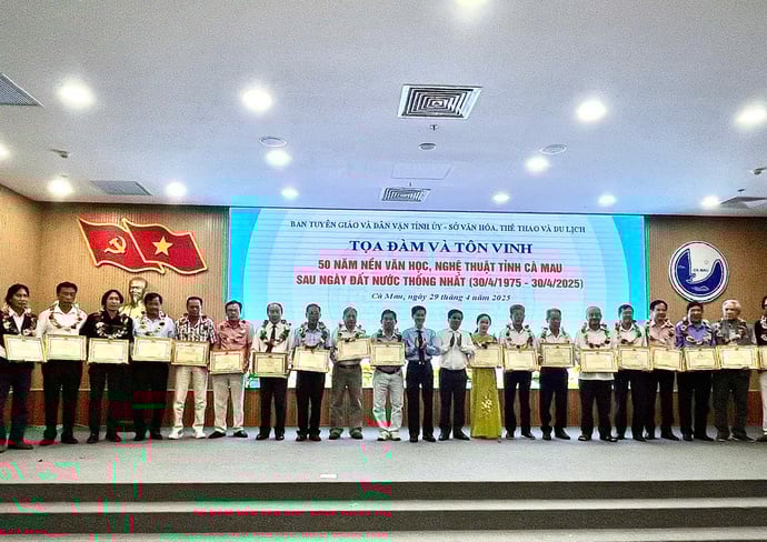 Tại buổi tọa đàm, Chủ tịch UBND tỉnh tặng bằng khen cho những tác phẩm văn học, nghệ thuật tiêu biểu, suất sắc 50 năm sau ngày đất nước thống nhất (30/4/1975 – 30/4/2025).