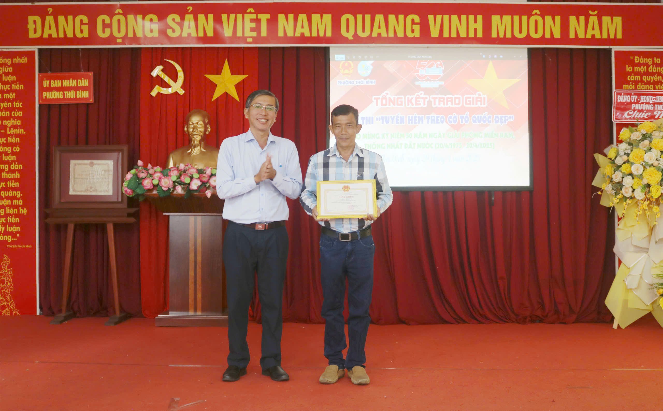 Ông Lâm Hồng Thái - Bí thư Đảng ủy phường Thới Bình trao giải nhất.