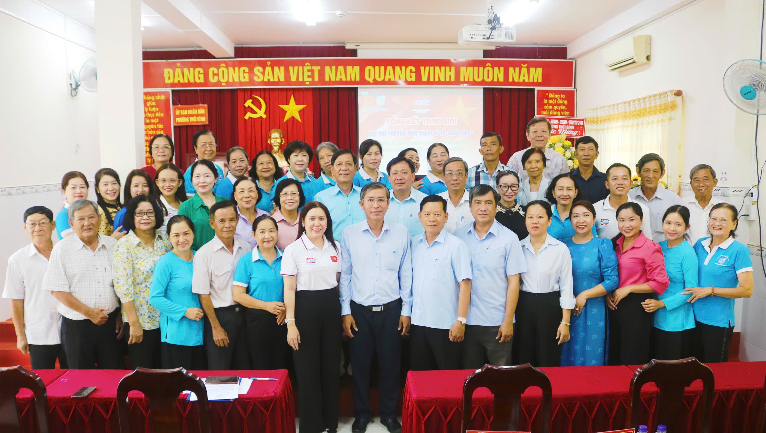 Các đại biểu chụp hình lưu niệm tại lễ tổng kết.