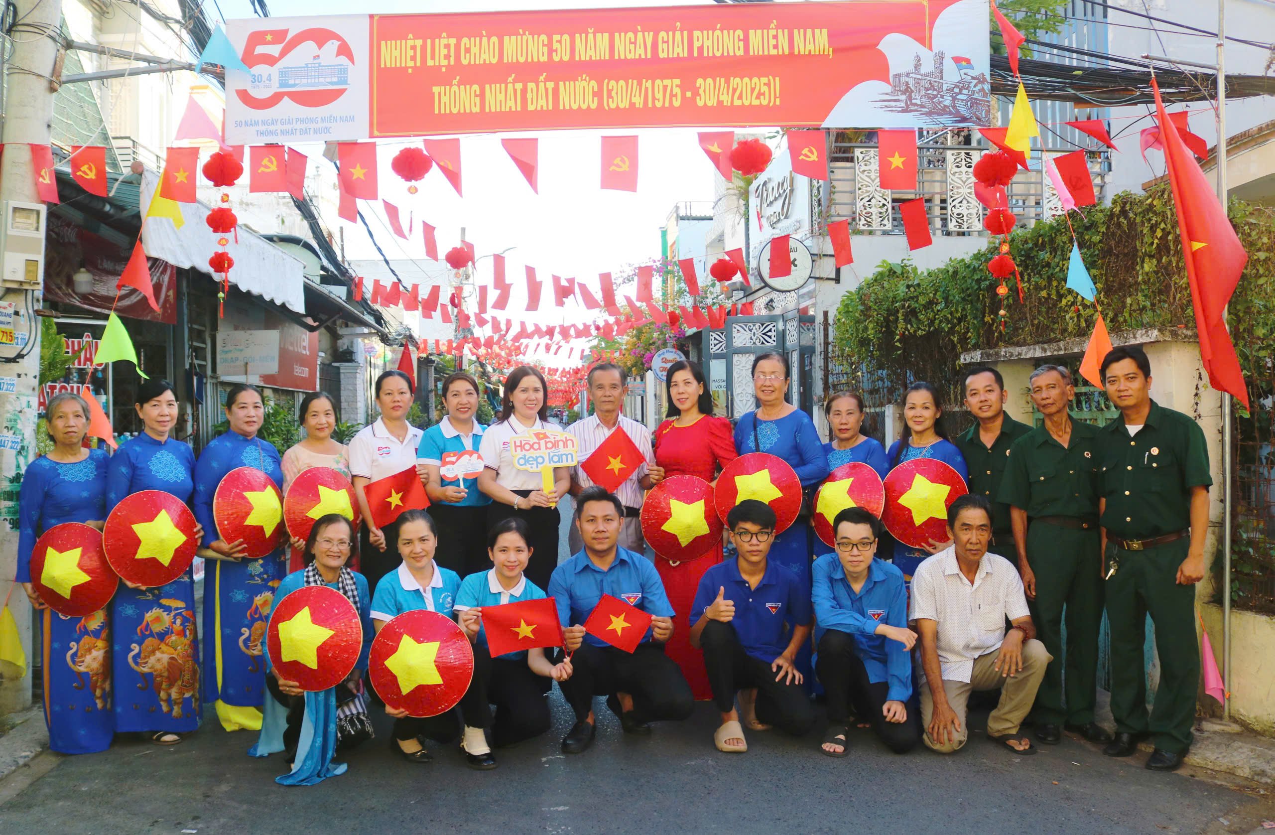 Các tuyến hẻm tham gia hội thi đều được treo cờ Tổ quốc đồng bộ, trang trí băng rôn đẹp mắt, vệ sinh môi trường sạch sẽ, tạo diện mạo khang trang, rực rỡ chào mừng ngày lễ lớn của dân tộc.