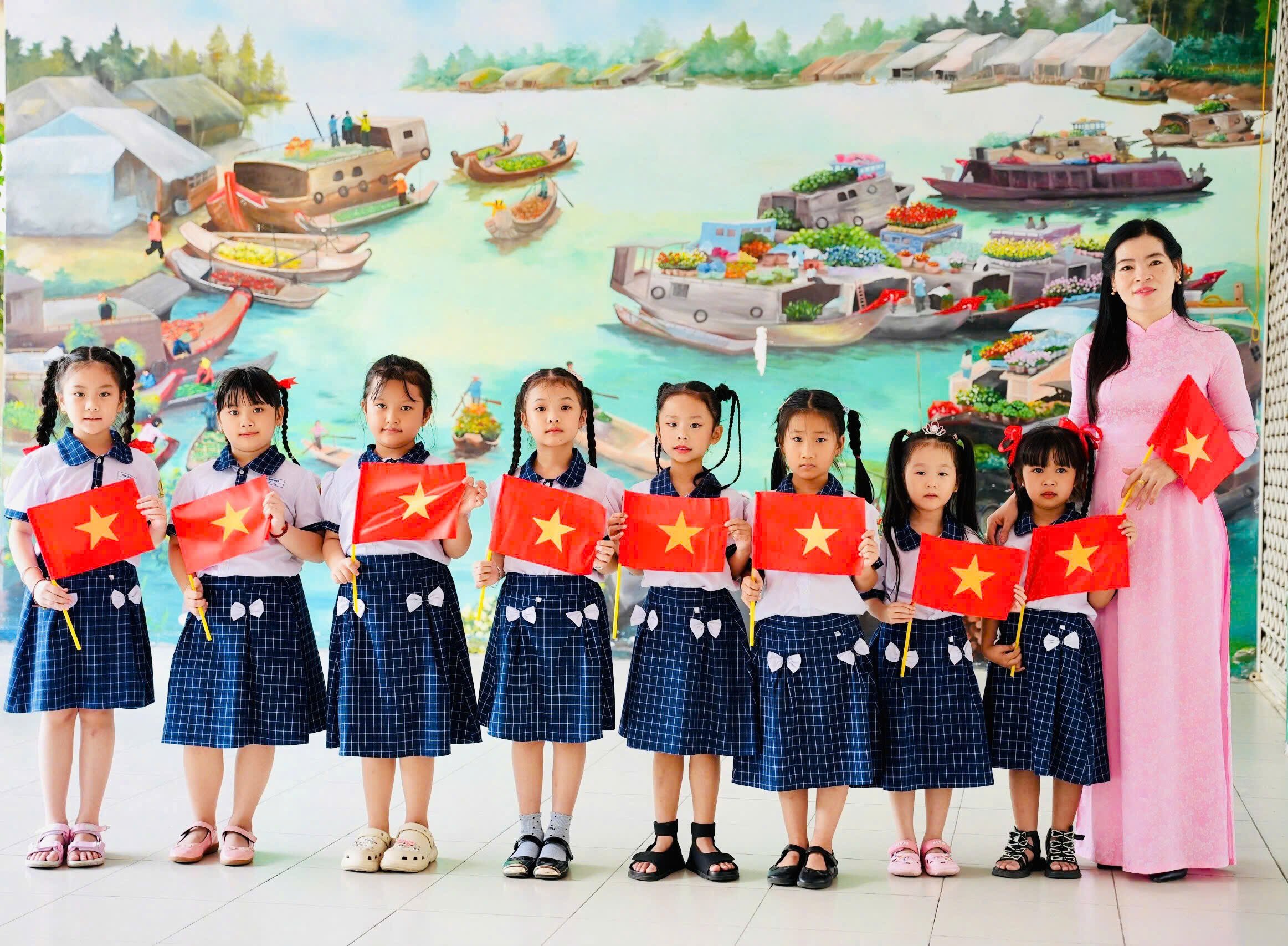 Qua các khẩu hiệu, hình ảnh, biểu ngữ, cờ hoa..., học sinh được khơi gợi lòng tự hào về quá khứ hào hùng của cha ông và ý thức trách nhiệm trong việc giữ gìn thành quả cách mạng.