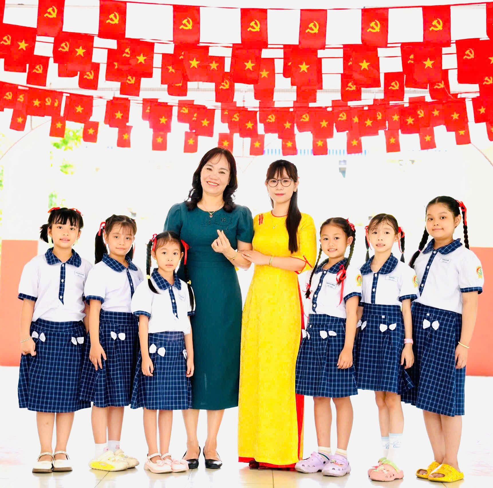 Cô Đinh Thị Thảo (thứ 4 từ trái qua) - Hiệu trưởng Trường Tiểu học Võ Trường Toản chụp hình lưu niệm cùng học sinh.