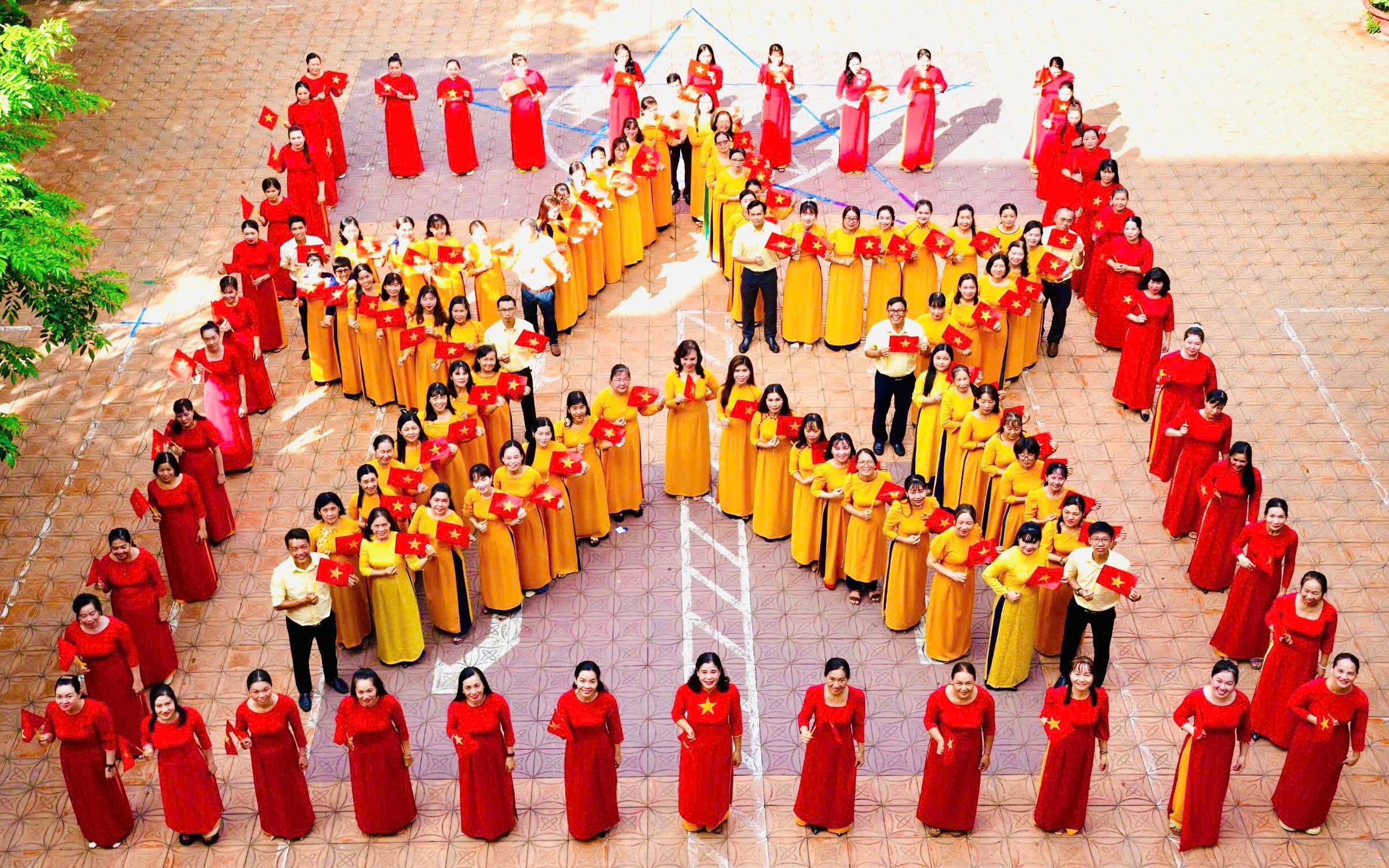 Với chủ đề “Tự hào trang sử vẻ vang – Phát huy truyền thống anh hùng” các hoạt động được triển khai một cách thiết thực.