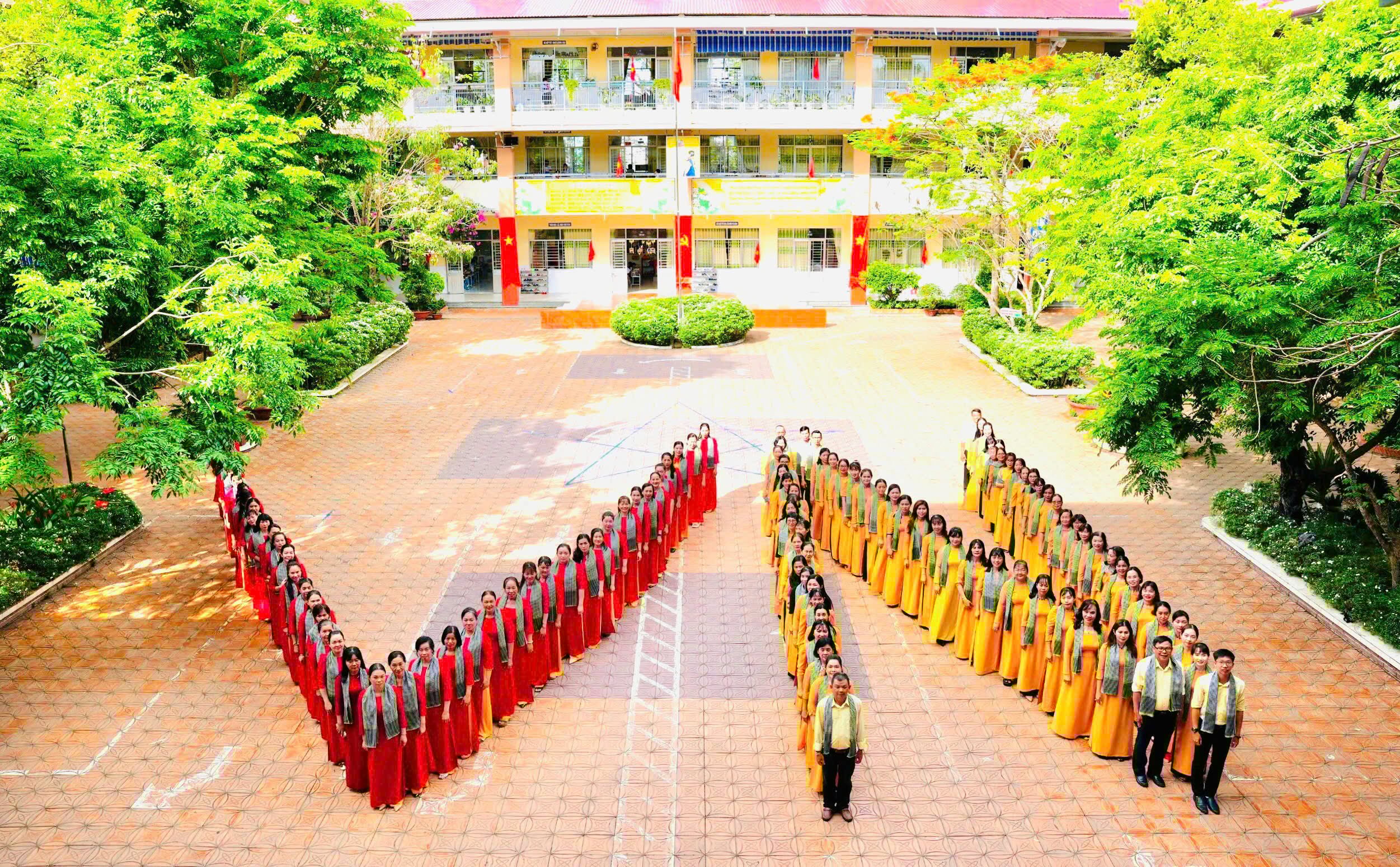 Hoạt động này thường có sự tham gia của cả thầy cô, học sinh và phụ huynh, từ đó tăng cường sự gắn bó, tinh thần đoàn kết trong nhà trường.
