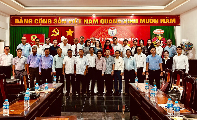 Đại biểu chụp ảnh lưu niệm.