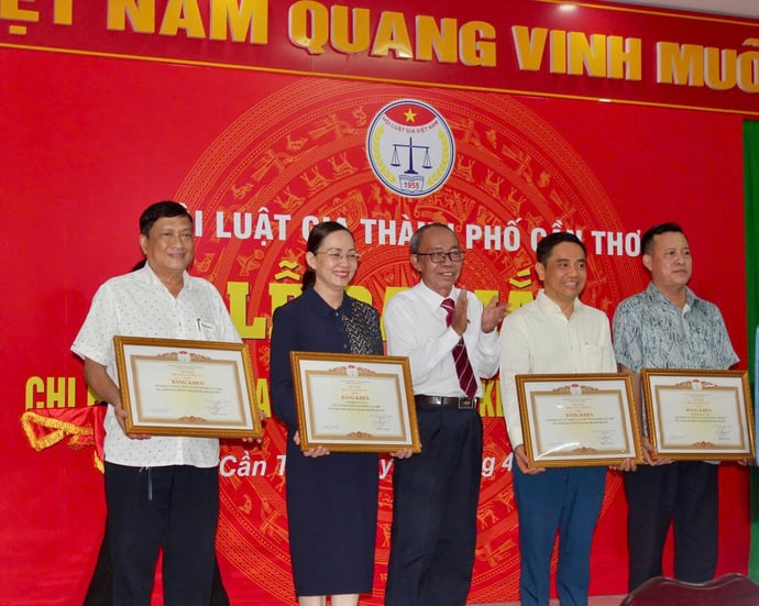 Các Chi hội Luật gia Toà án, Viện Kiểm sát, Công an thành phố và Trường Đại học Cần Thơ vinh dự nhận Bằng khen của Hội Luật gia Việt Nam.