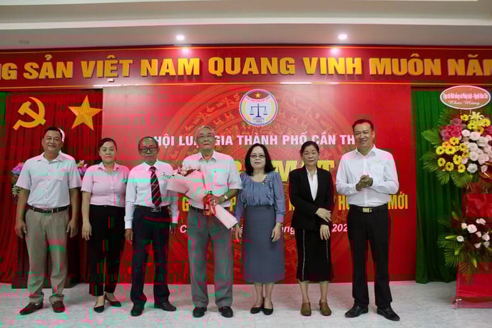Lãnh đạo Hội Luật gia TP. Cần Thơ trao Quyết định thành lập Chi hội Luật gia Văn phòng Thành hội cho Luật gia Mai Văn Bé.
