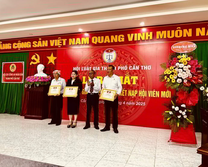Chủ tịch Hội Luật gia TP. Cần Thơ trao Giấy khen cho các cá nhân đã có đóng góp hiệu quả trong hoạt động và phát triển Hội 6 tháng đầu năm 2025.