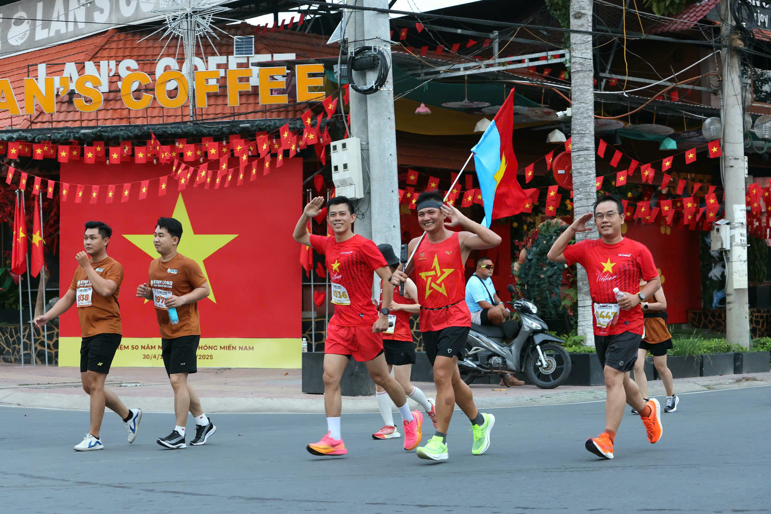 Giải bán Marathon Vĩnh Long hoạt động nằm trong chuỗi các hoạt động Tuần lễ du lịch đã thu hút hơn 2000 người tham gia.