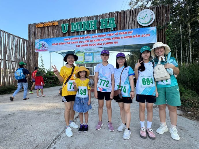 Bé Nguyễn Phương Nghi, 6 tuổi, chạy cùng mẹ.