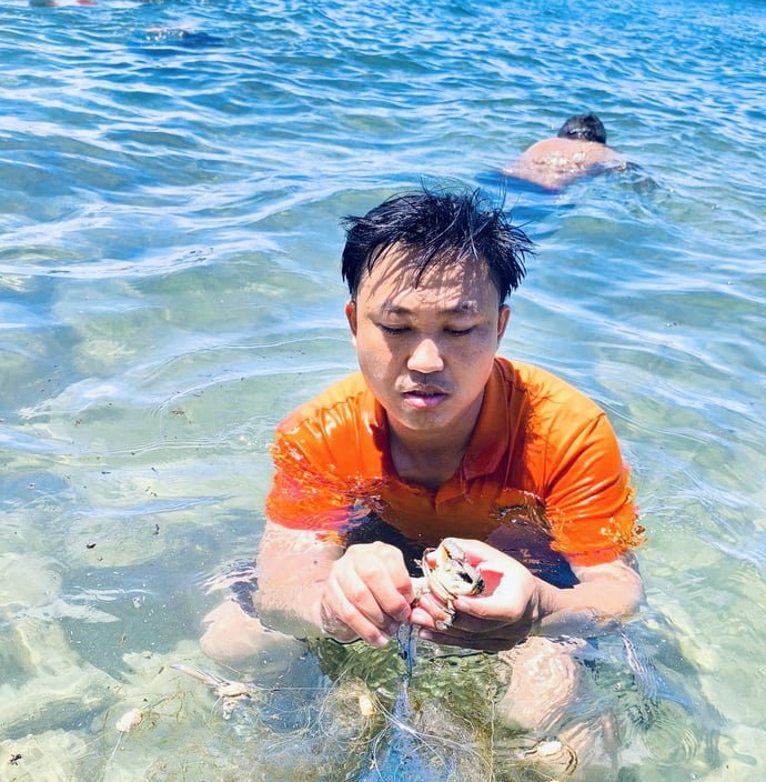 Anh Huy Khánh ở Cần Thơ đến Hòn Nghệ trải nghiệm mò bắt hải sản.