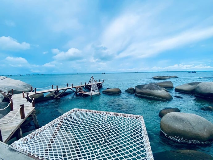 Đến với Hòn Sơn, du khách không chỉ được chiêm ngưỡng không khí trong lành mà còn đắm mình trong khung cảnh bình yên của làn nước biển trong xanh.