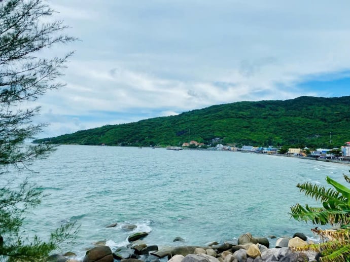 Hòn Sơn còn gọi là Hòn Sơn Rái, thuộc xã Lại Sơn, huyện Kiên Hải một trong những hòn đảo đẹp nhất vịnh Hà Tiên.